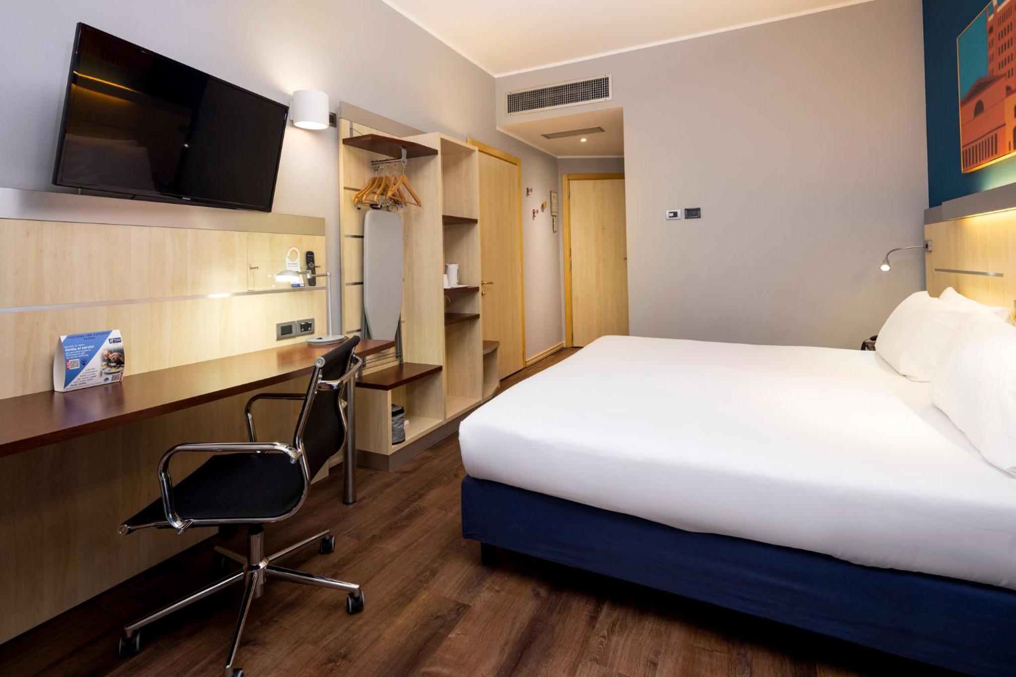 Standard Double Room with Sofa Bed - Photo 2