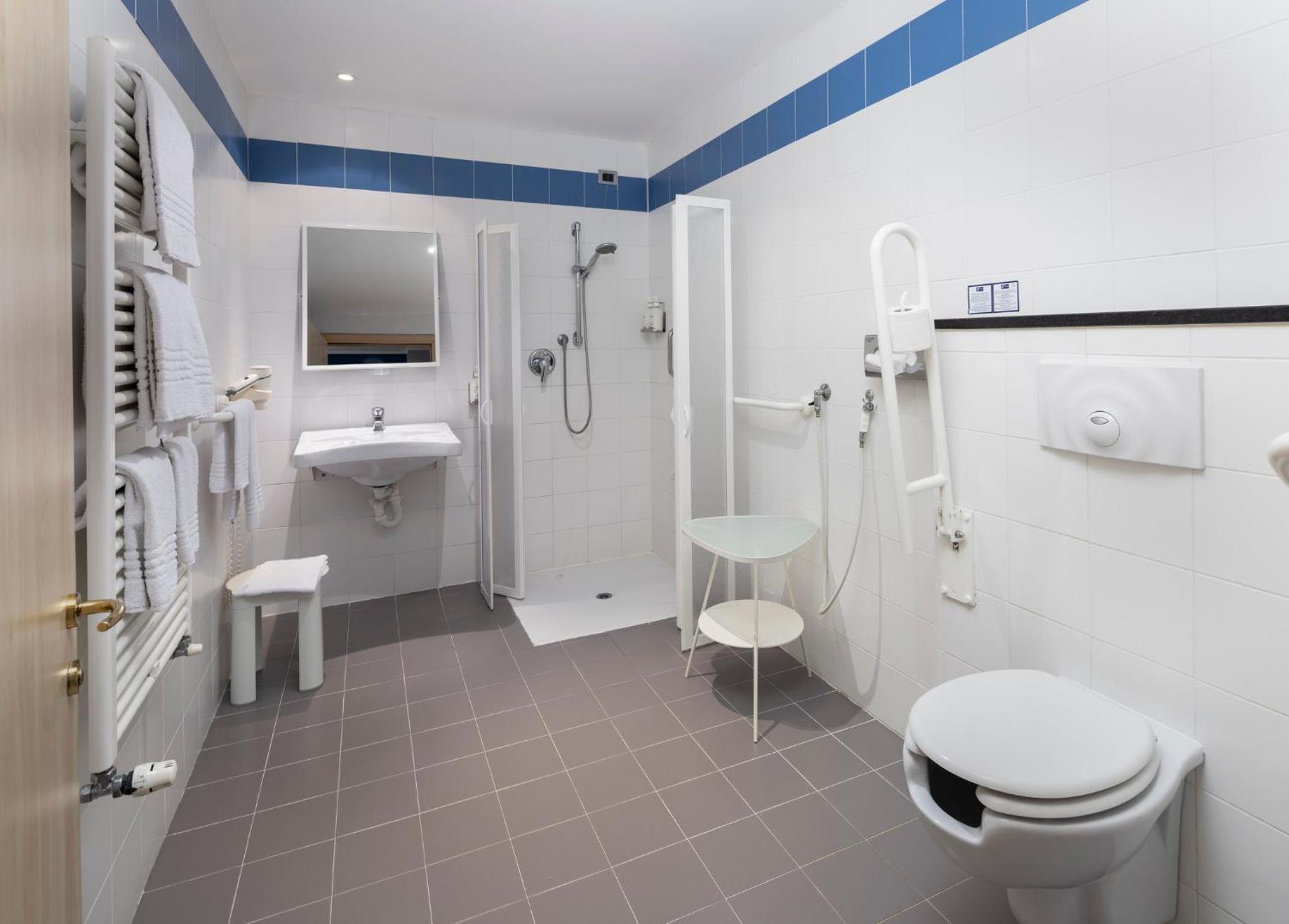 Standard Double Room - Mobility Access - Photo 2