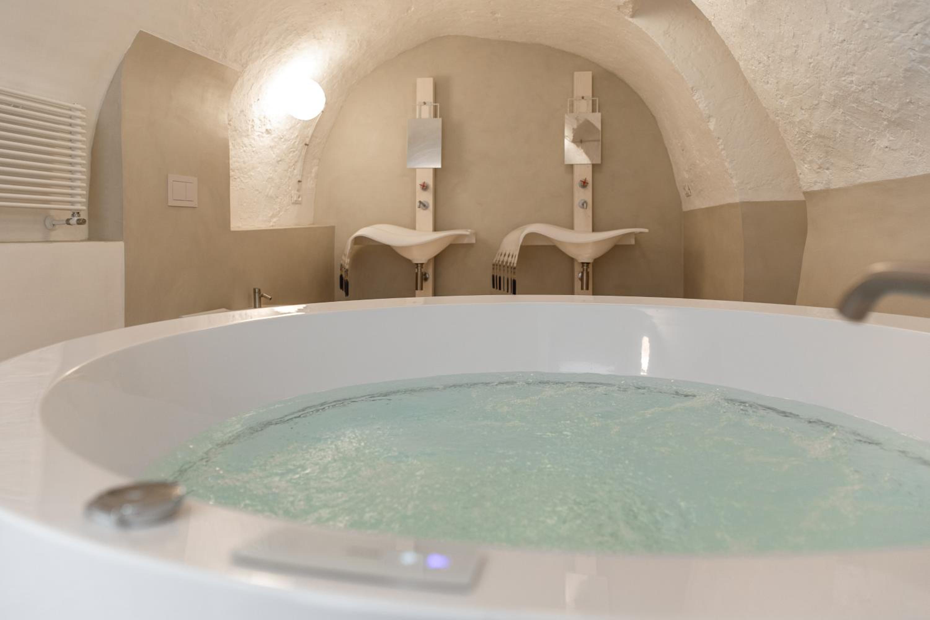 Deluxe Suite with Spa Bath - Photo 4