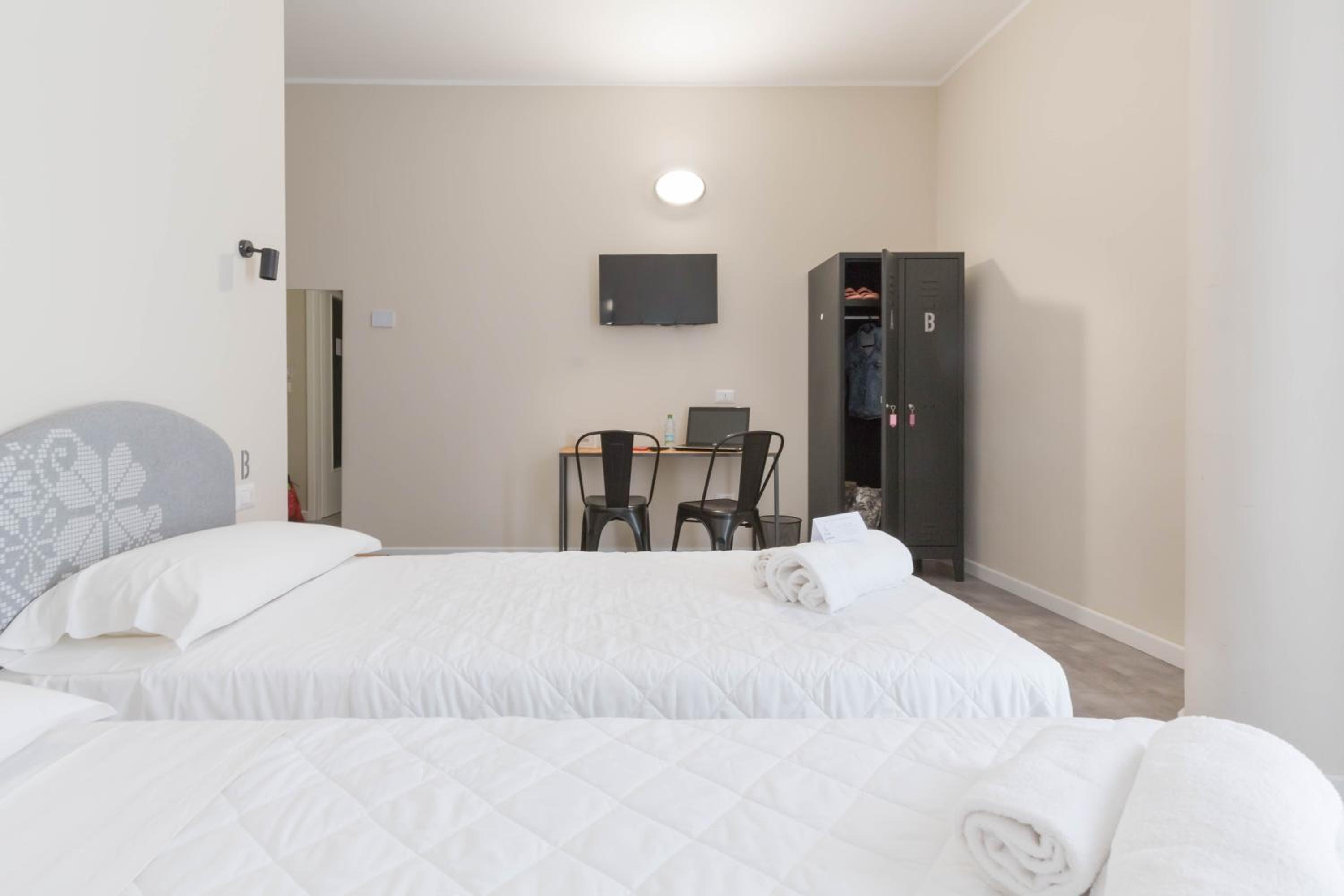 Double or Twin Room with Private Bathroom photo 3