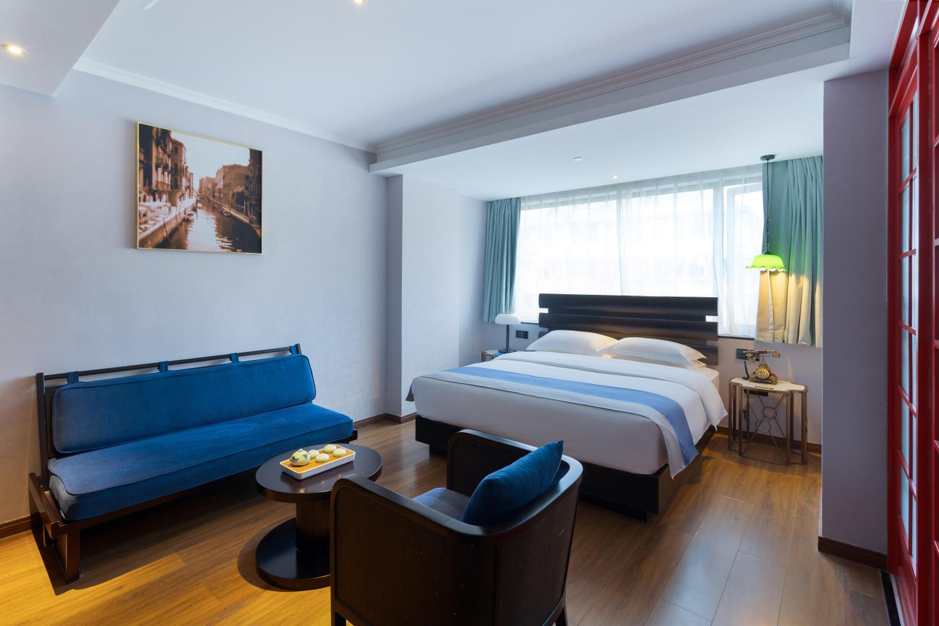 Deluxe Double Room (2 Adults + 1 Child) photo 2