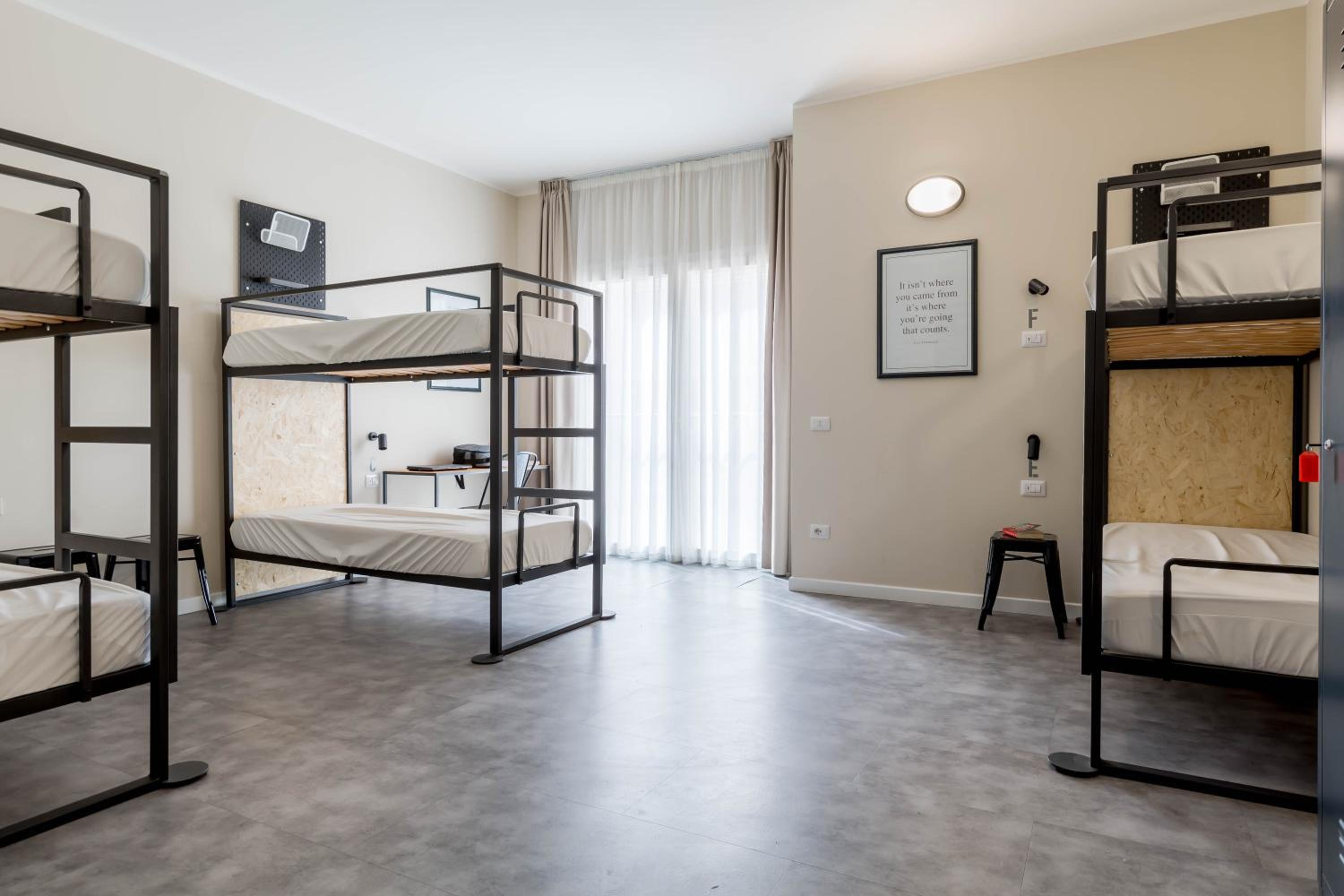 Bett in 6-Bett-Mischdormitorium-Zimmer