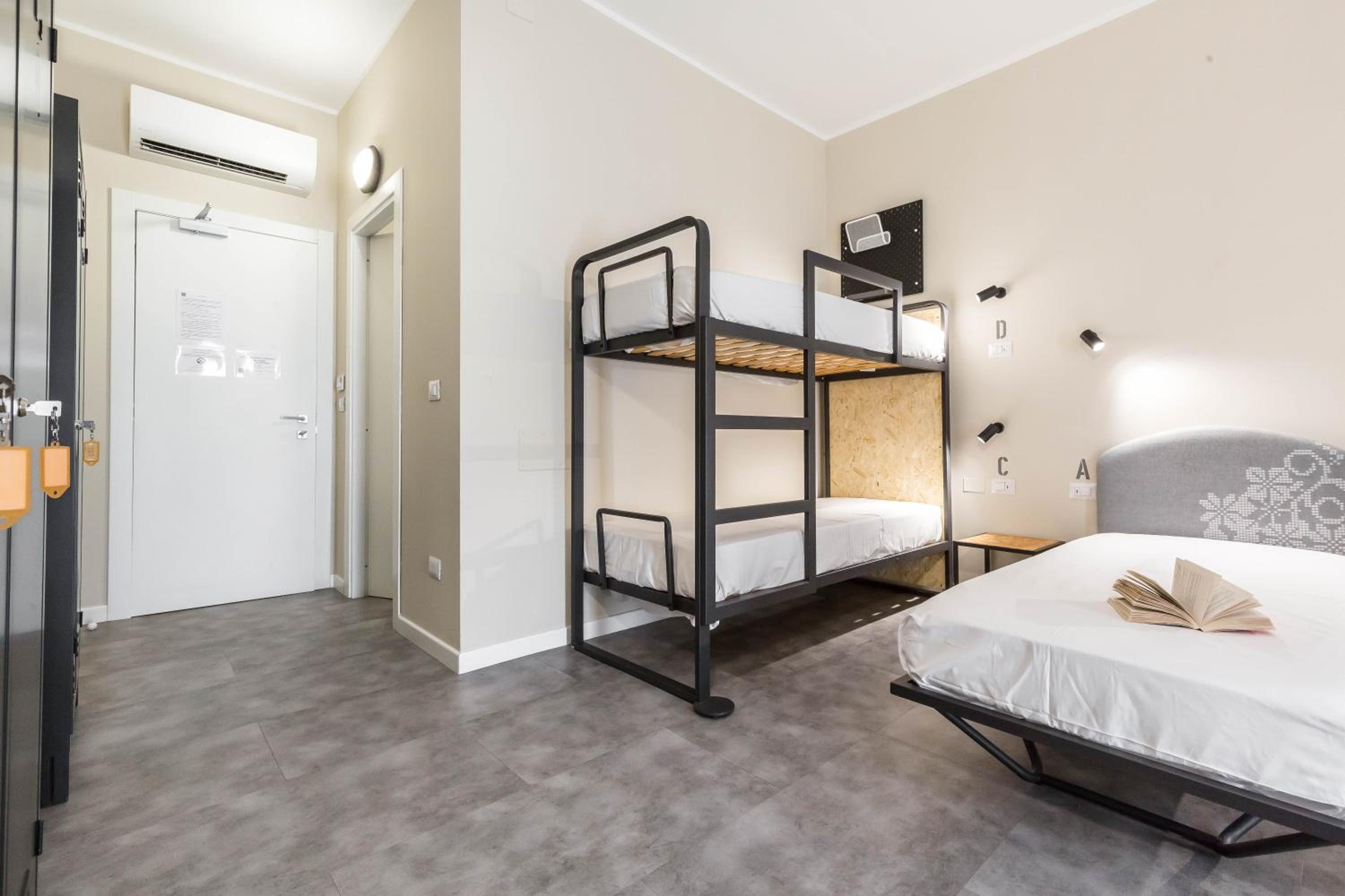 Bed in 4-Bed Male Dormitory Room photo 2