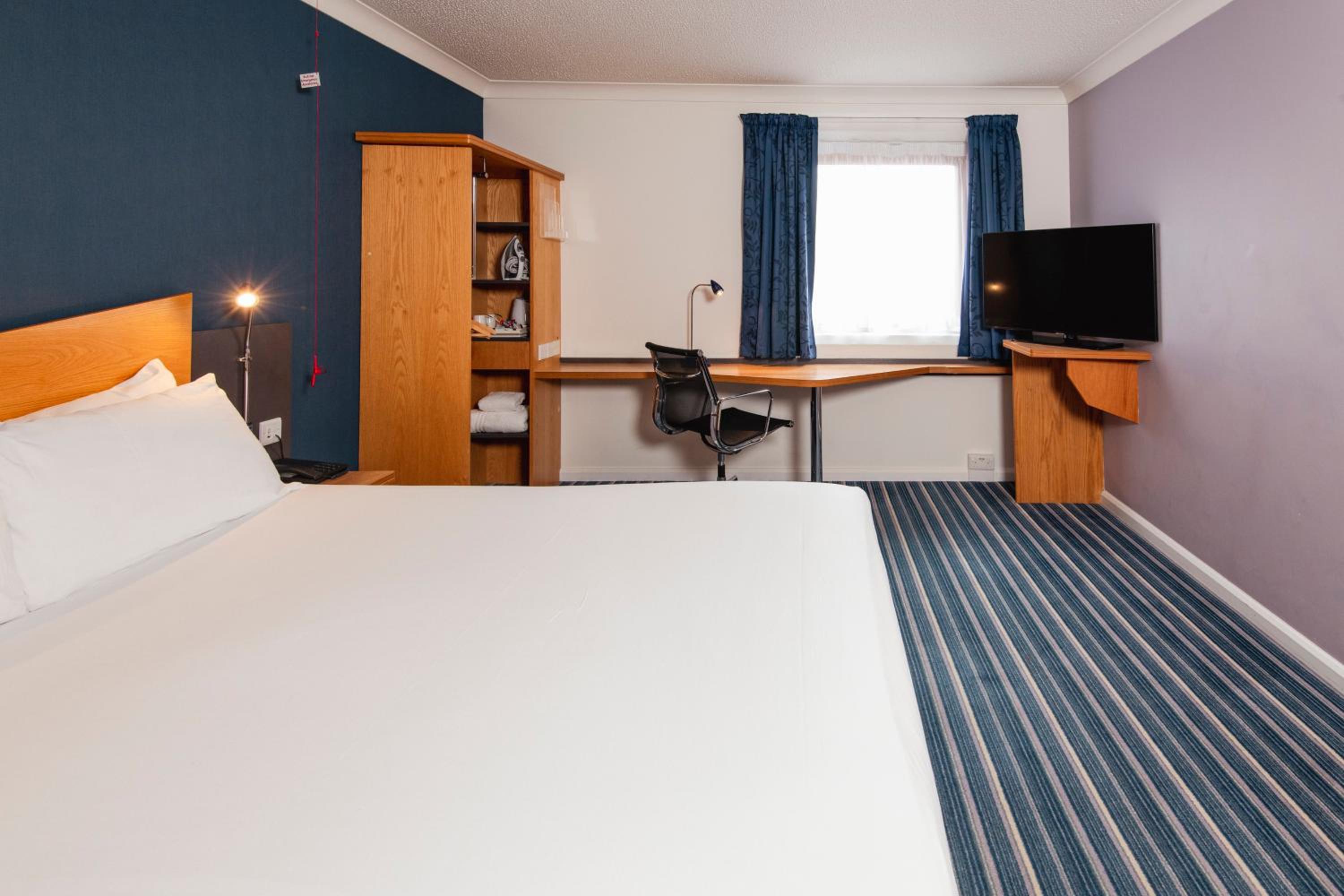 Double Room with Free Hot Breakfast - Accessible photo 1
