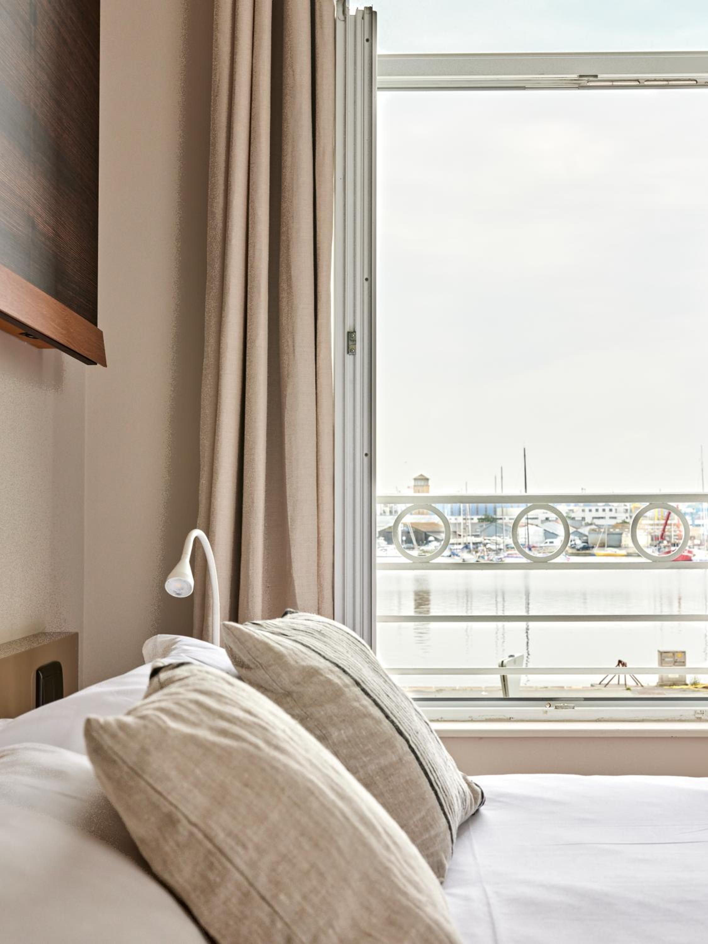 Large Double Room With Harbour View photo 2