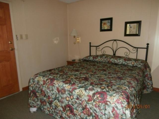 Queen Room with Two Queen Beds - River View photo 3