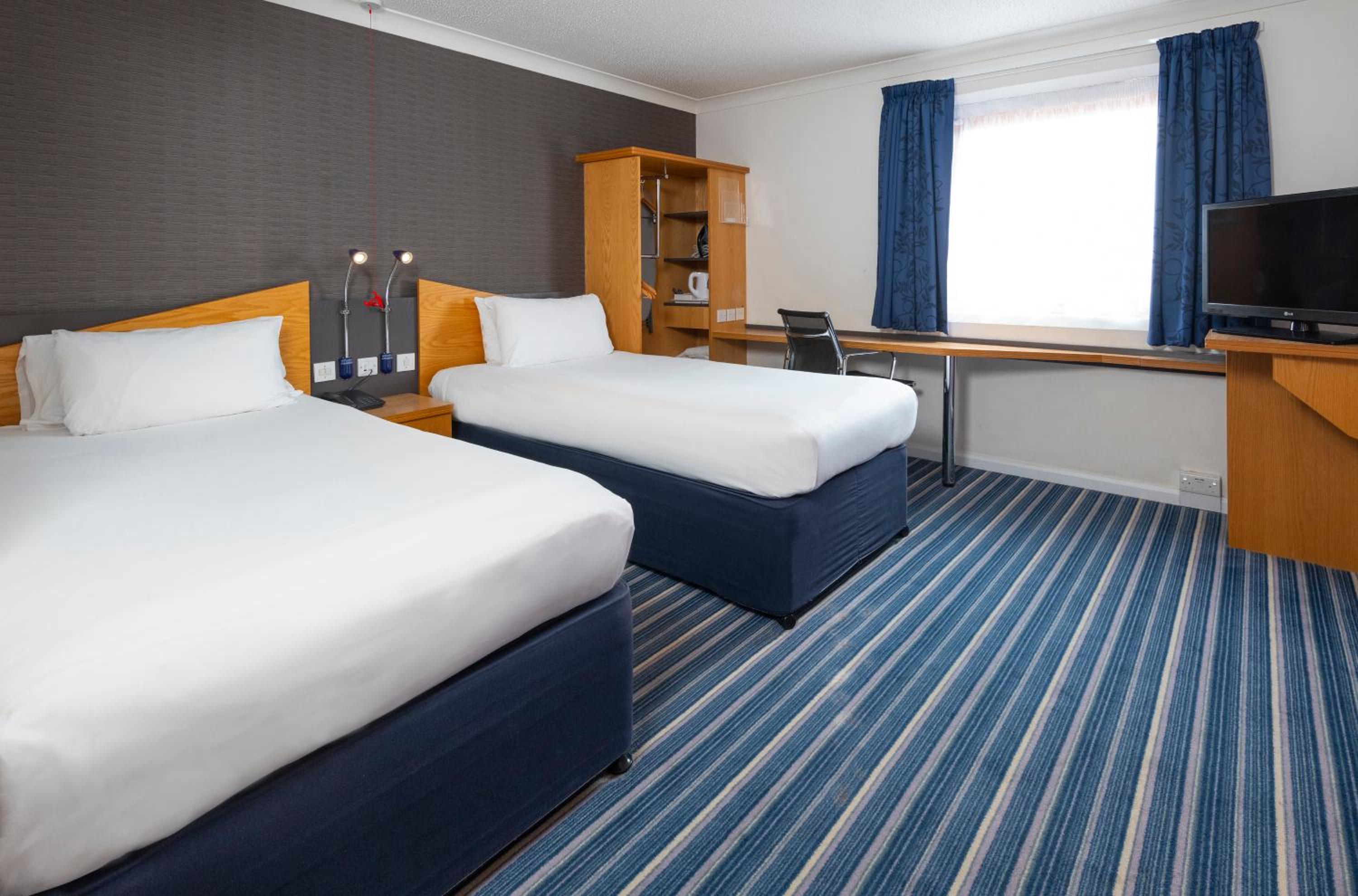 Standard Twin Room with Free Hot Breakfast - Accessible photo 2