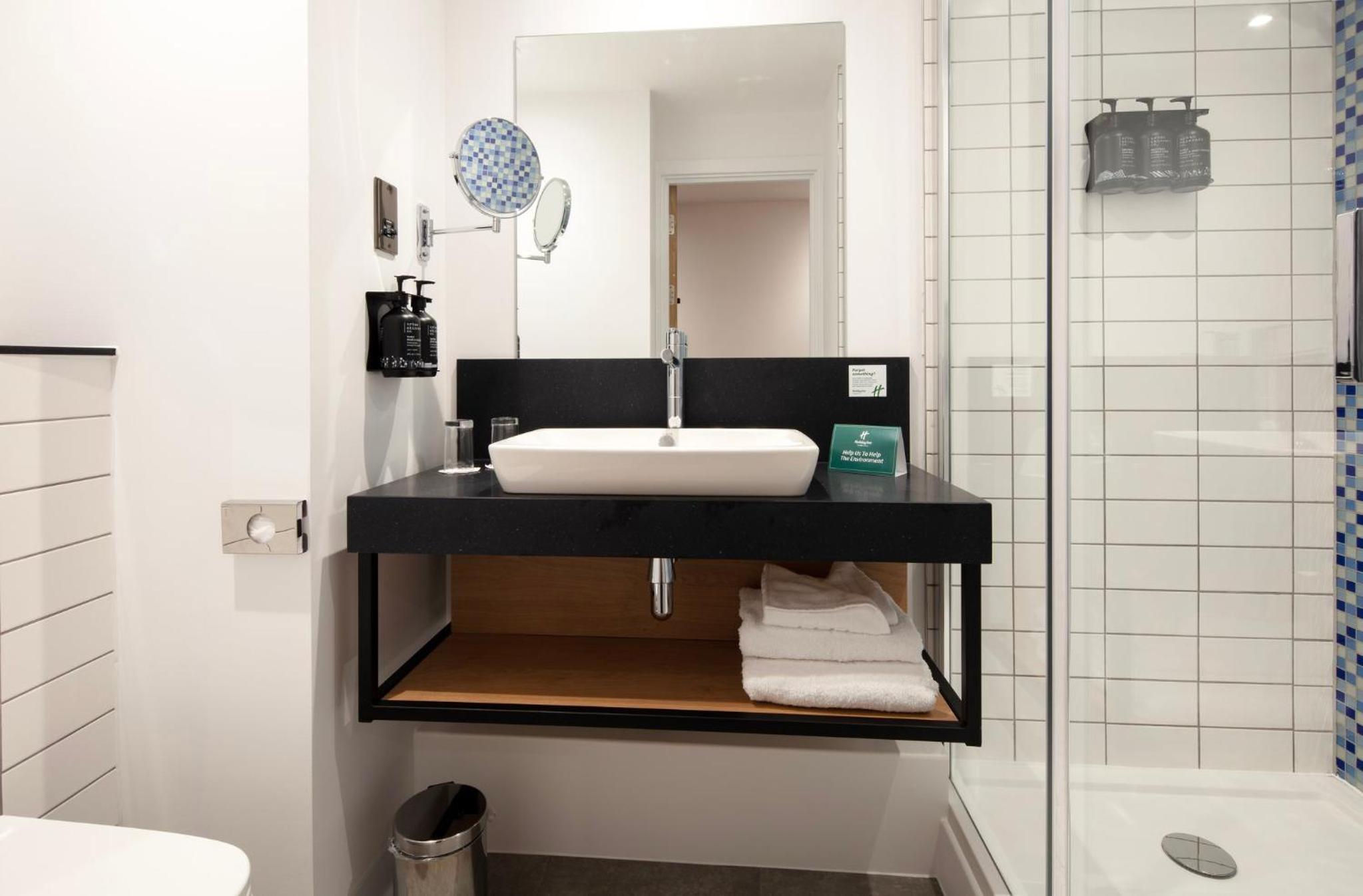 Standard Queen Room - Photo 6