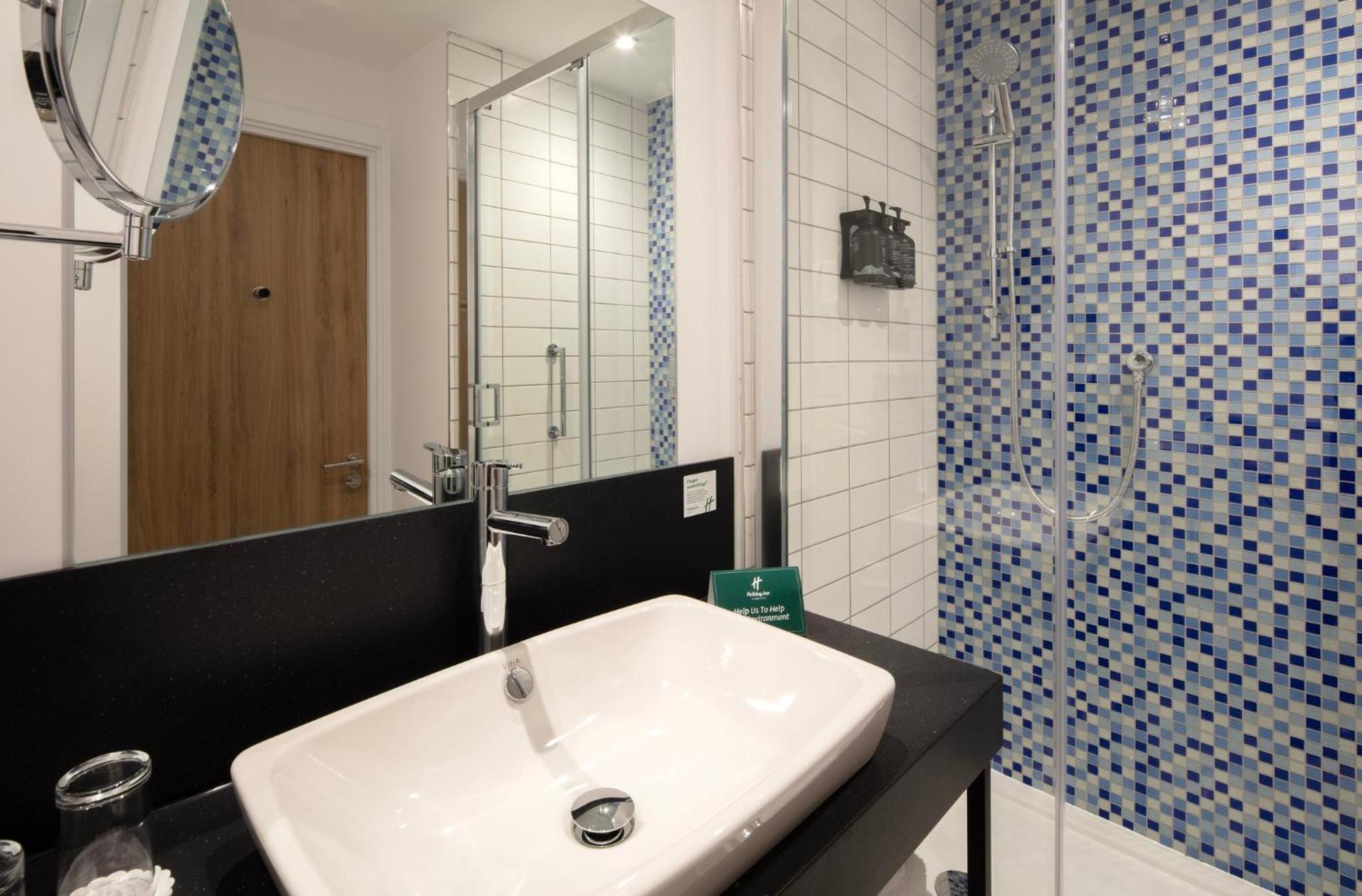 Standard Queen Room - Photo 9
