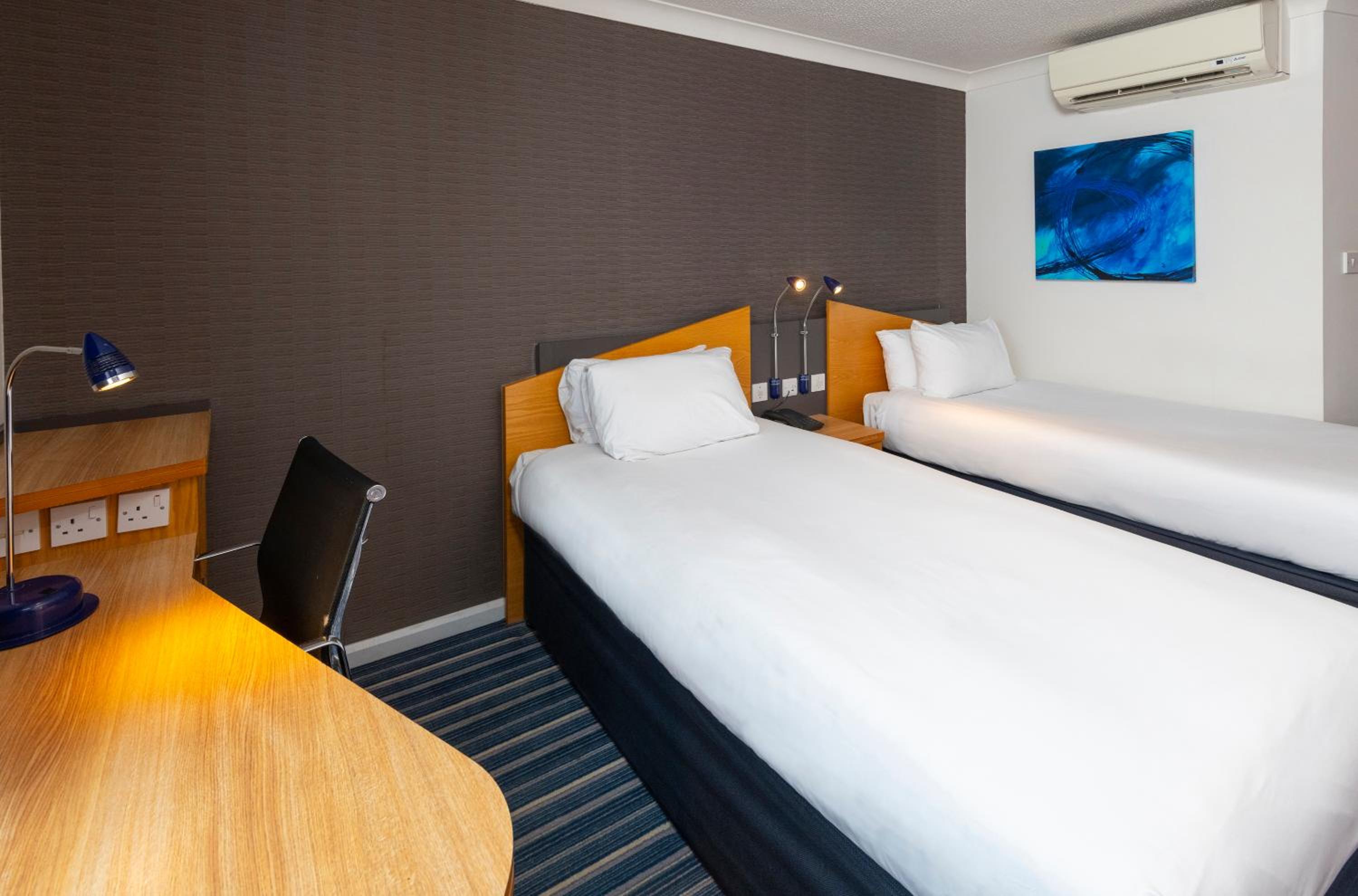 Standard Twin Room with Free Hot Breakfast