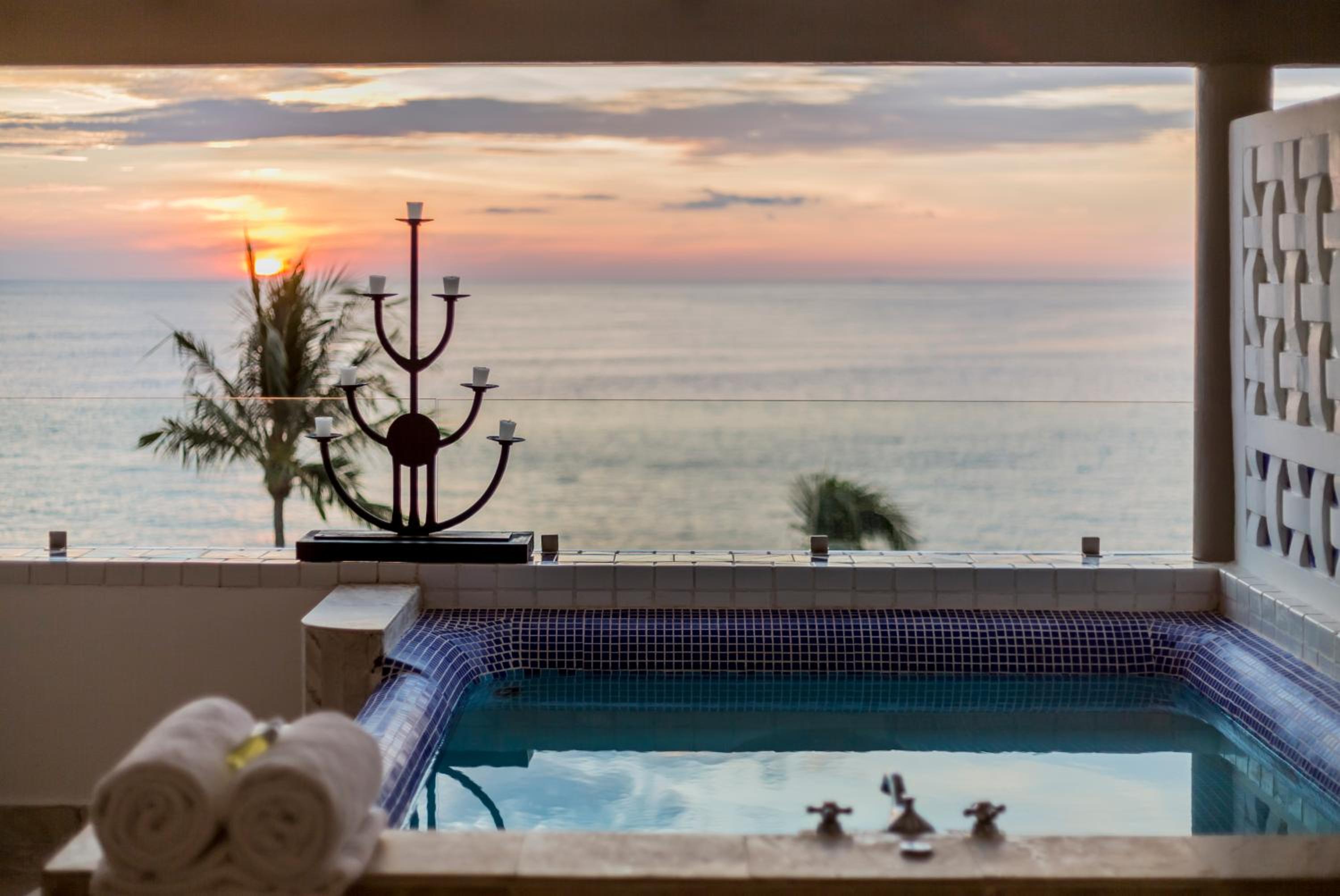 Honeymoon Suite - Photo 2