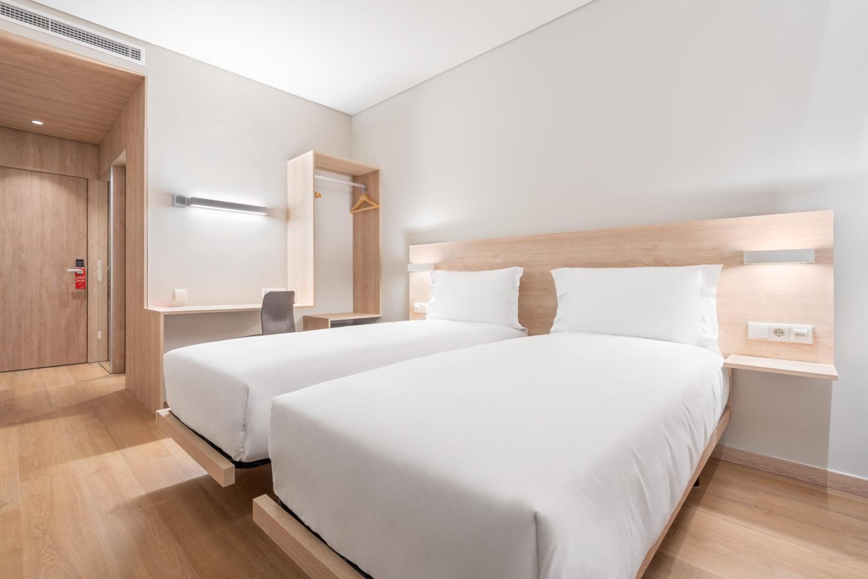 Twin Room - Photo 3