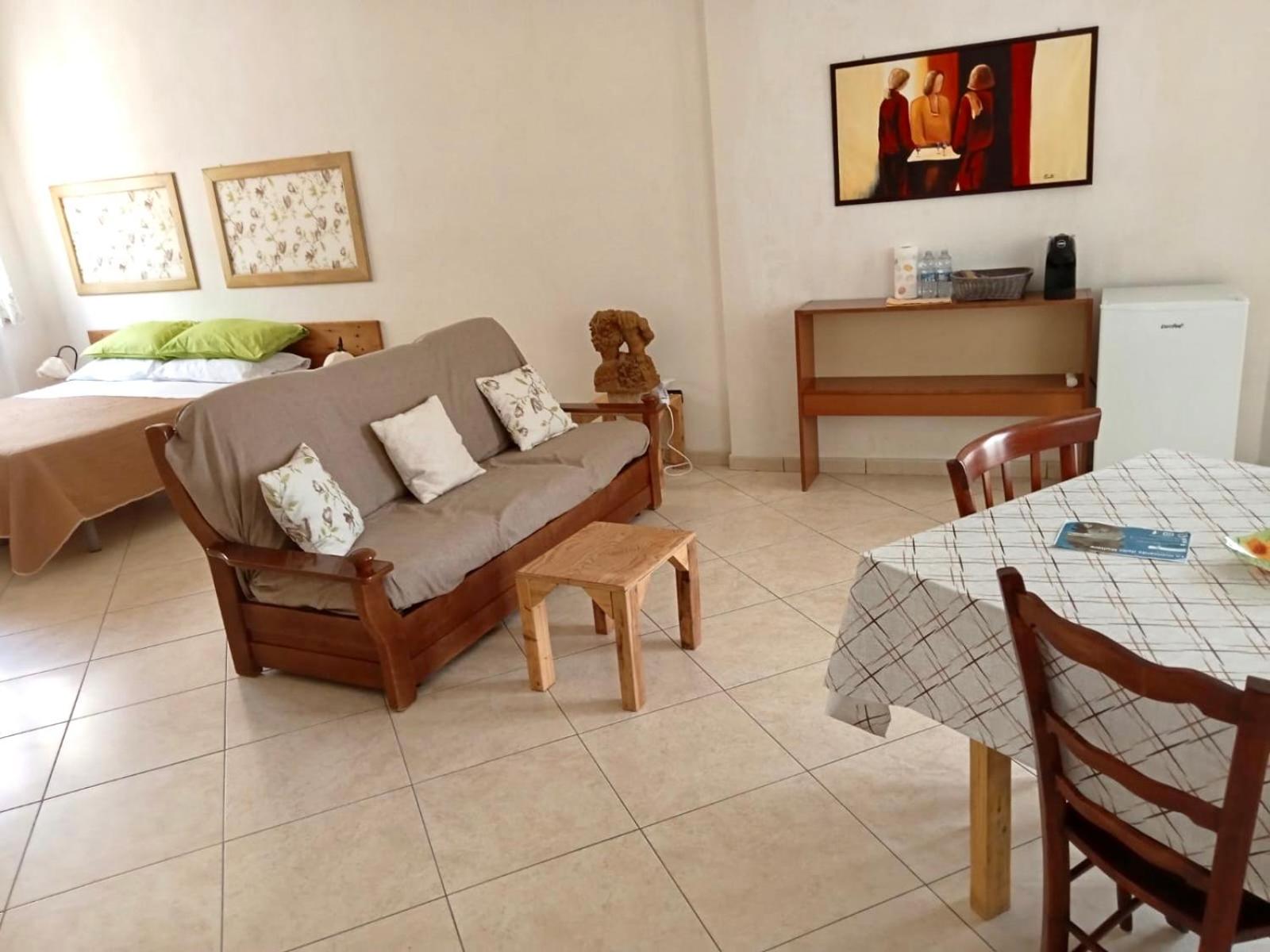 One-Bedroom Apartment - Photo 2