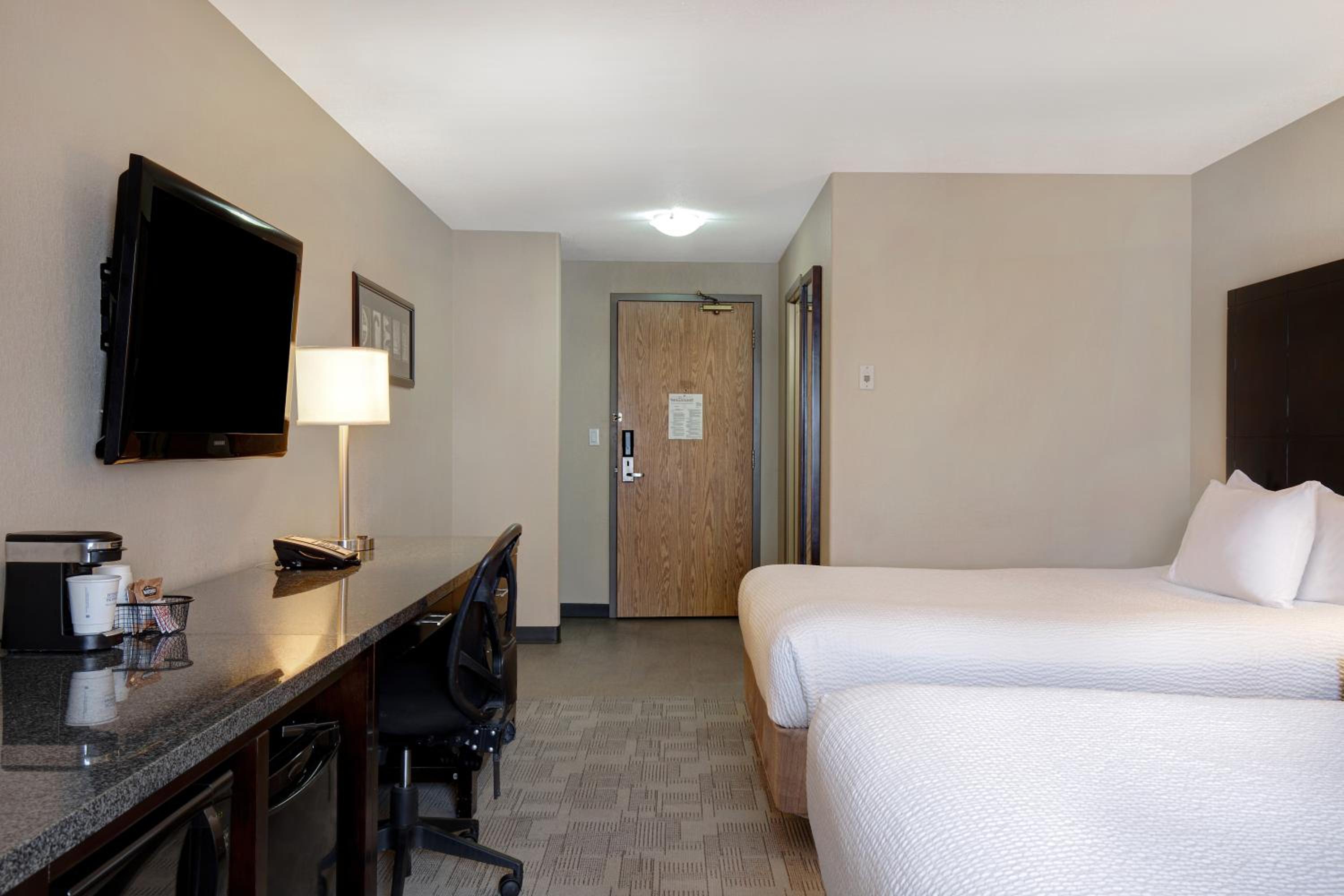 Deluxe Queen Room with Two Queen Beds - Non-Smoking - Photo 4