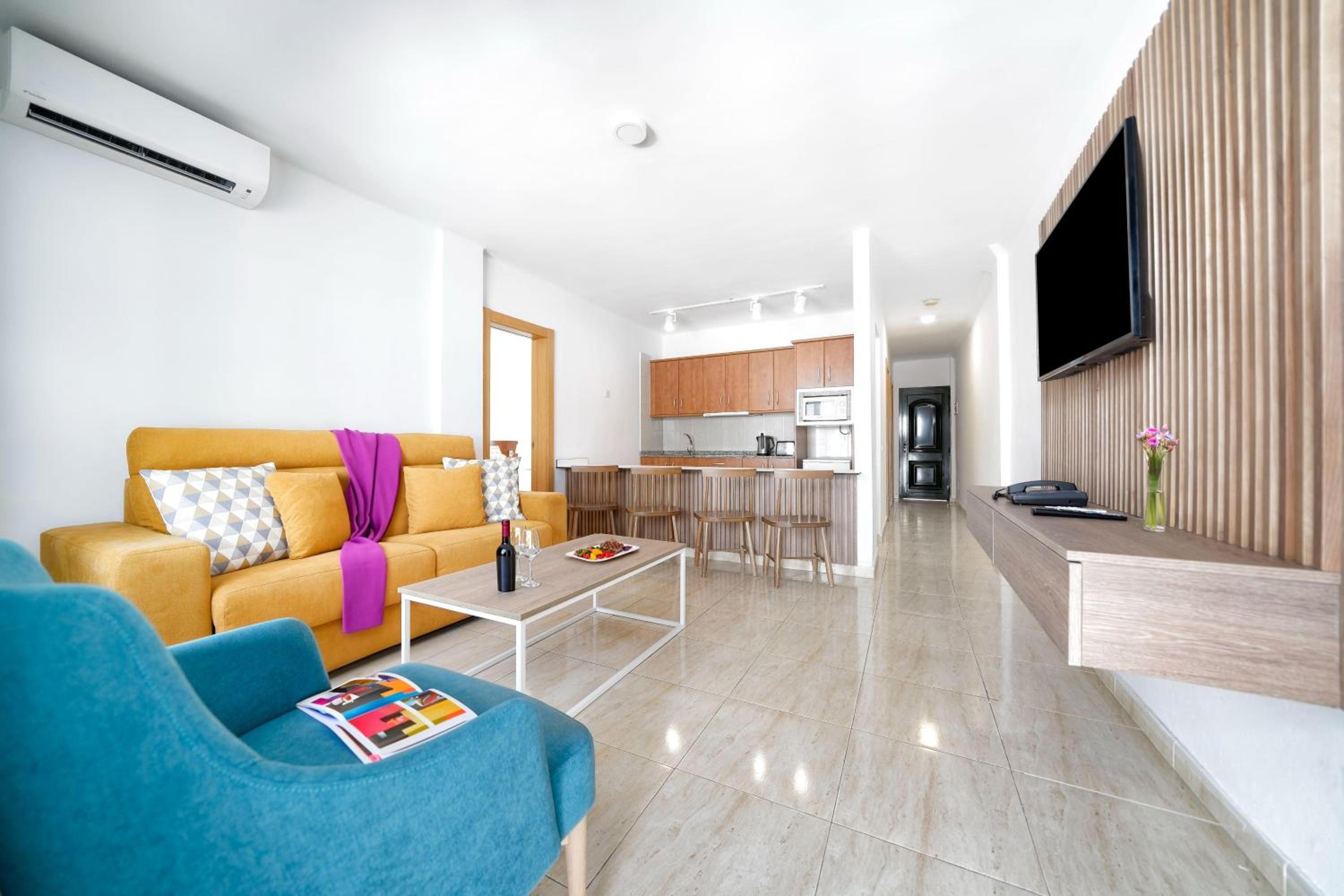 Apartamento de Dos Dormitorios con Vista a la Piscina