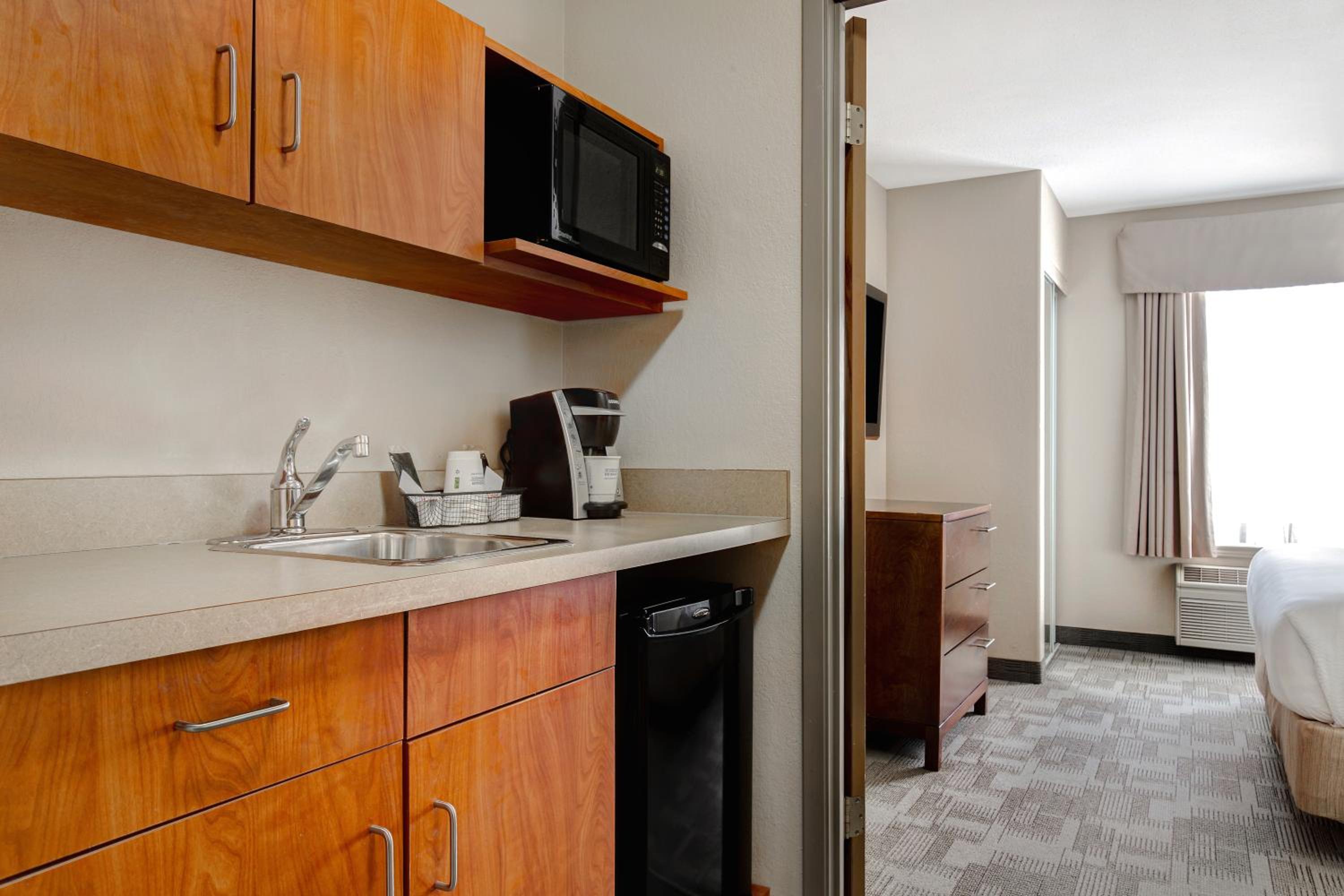 Two-Bedroom Executive King Suite with Sofa Bed - Non-Smoking - Photo 3