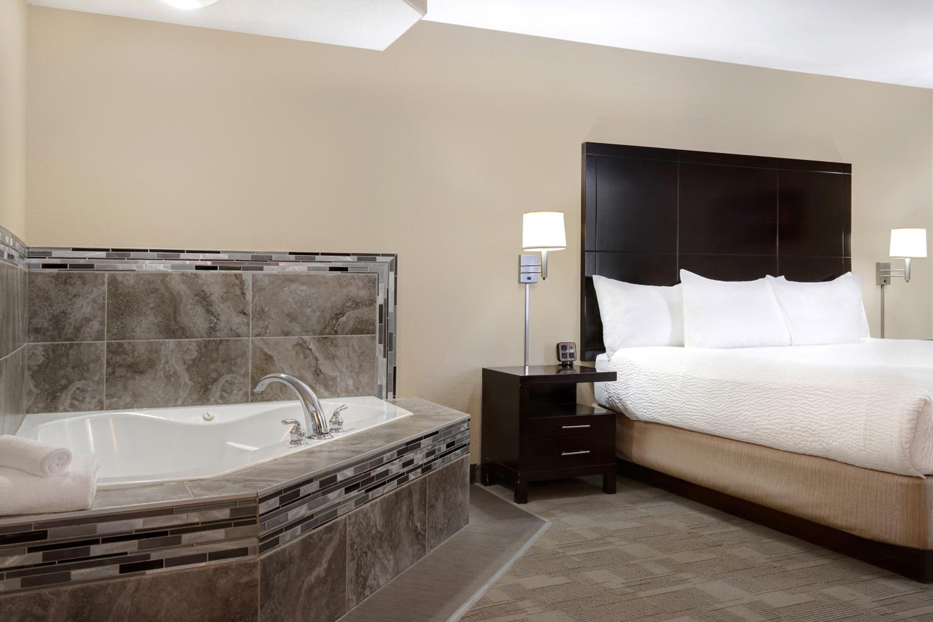 King Suite -  Non-Smoking - Photo 5