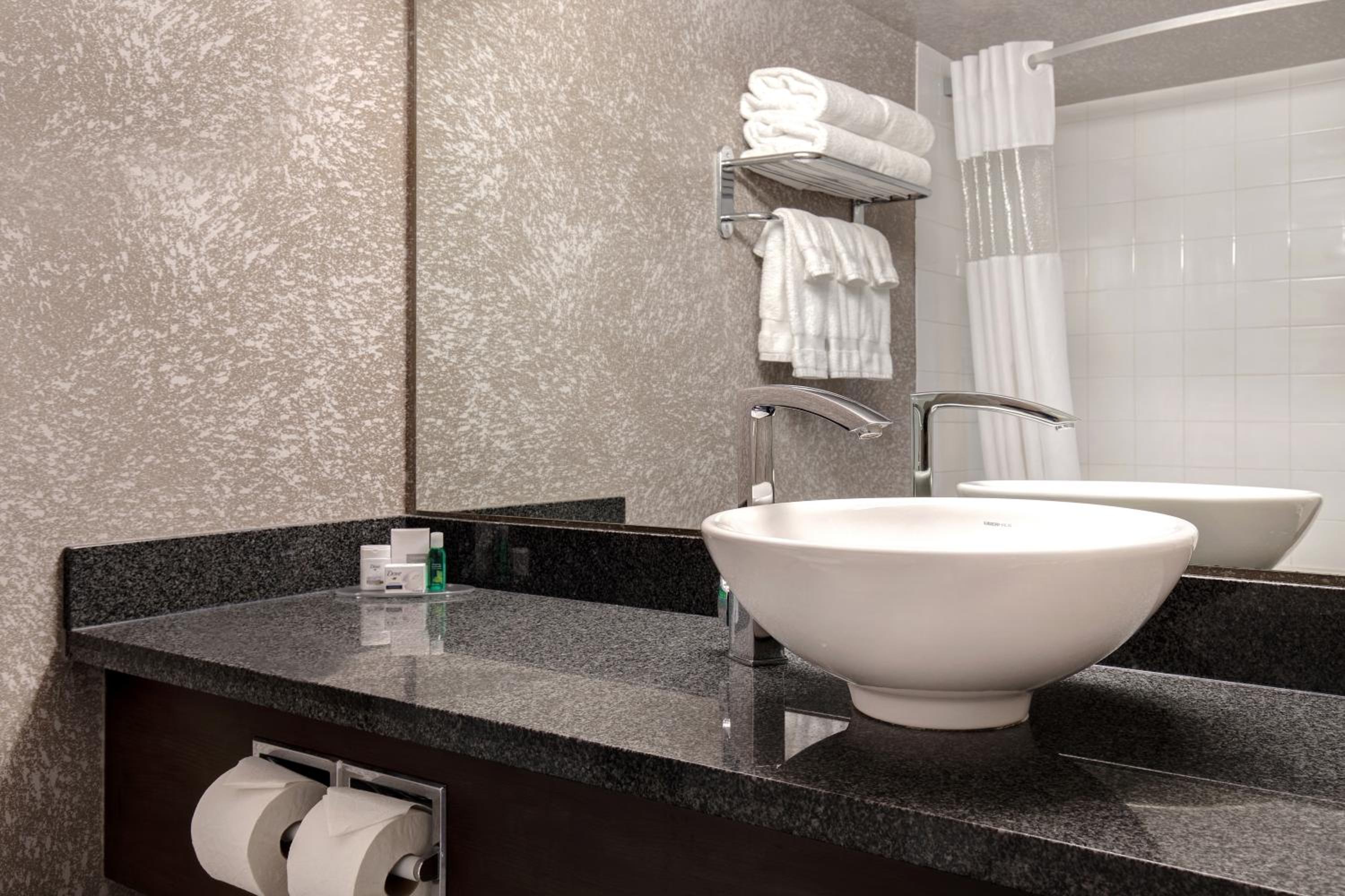 Deluxe King Suite - Non-Smoking - Photo 2