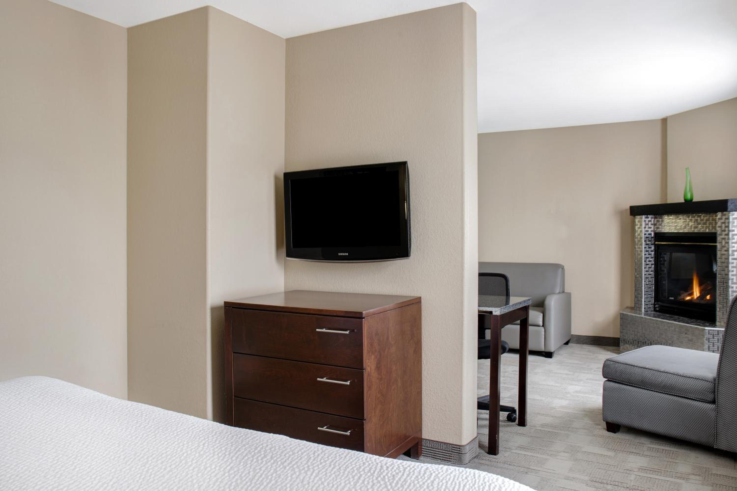 Deluxe King Suite - Non-Smoking - Photo 4