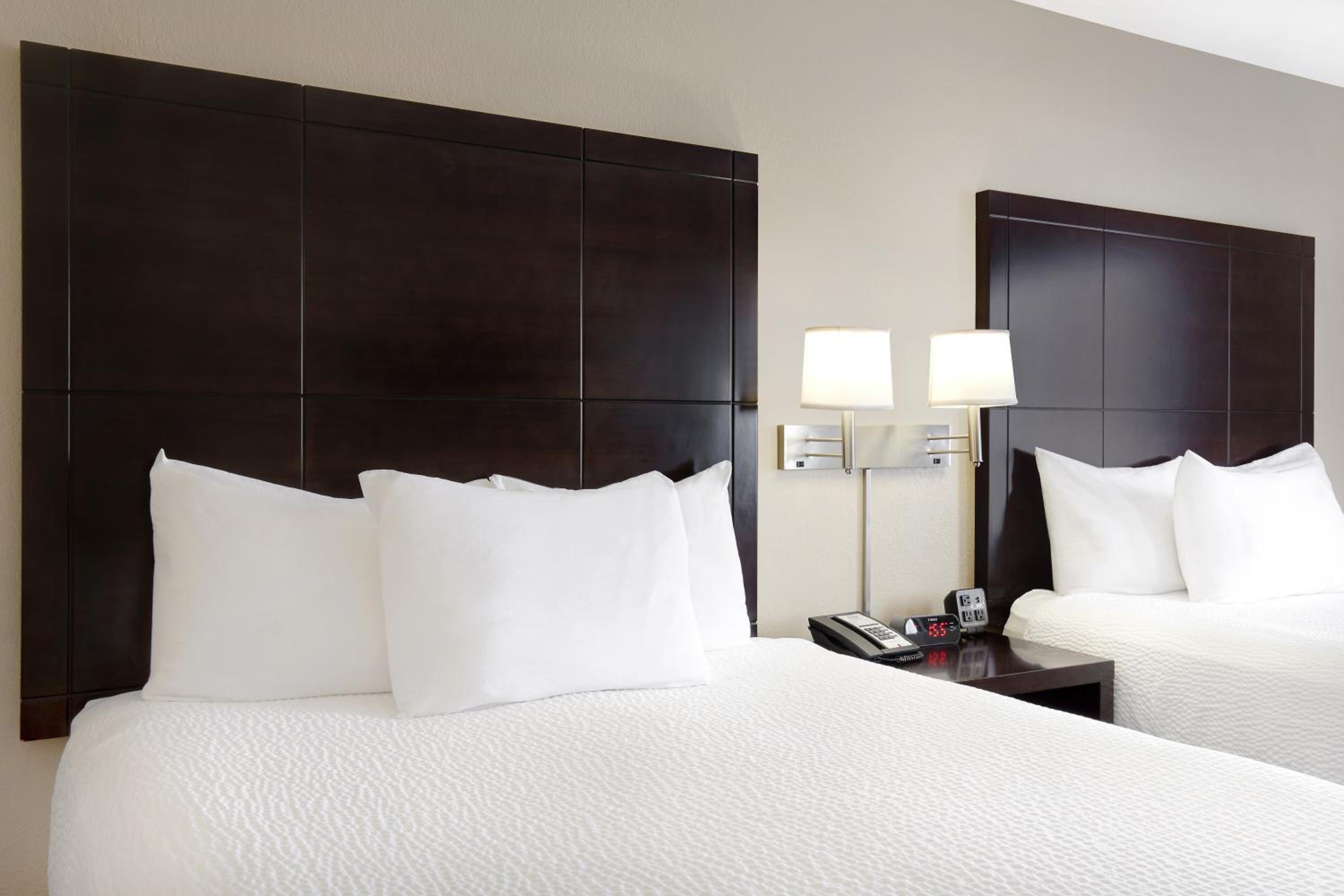 One Bedroom Suite - Non-Smoking - Photo 4