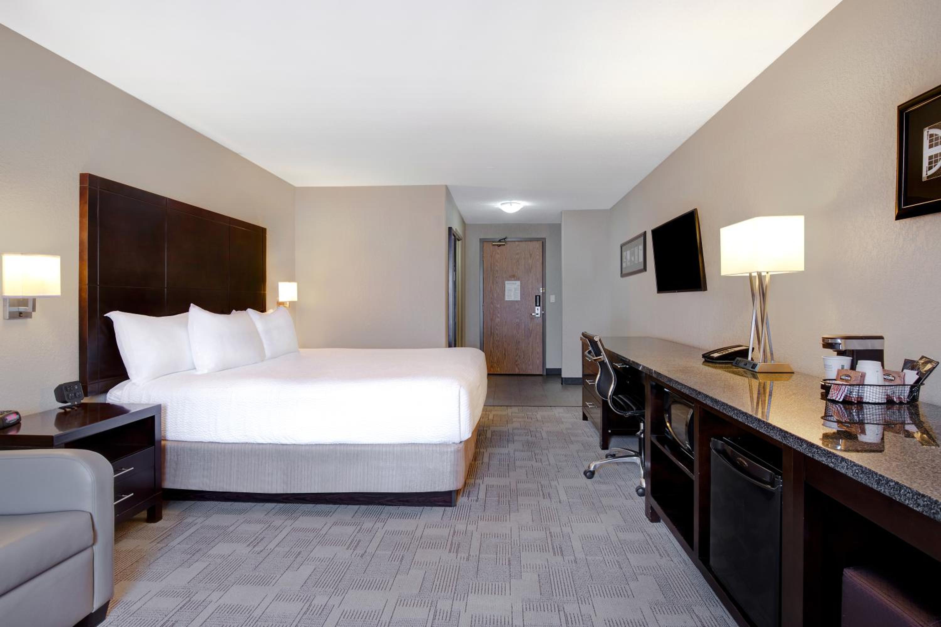 King Room - Non-Smoking - Photo 4
