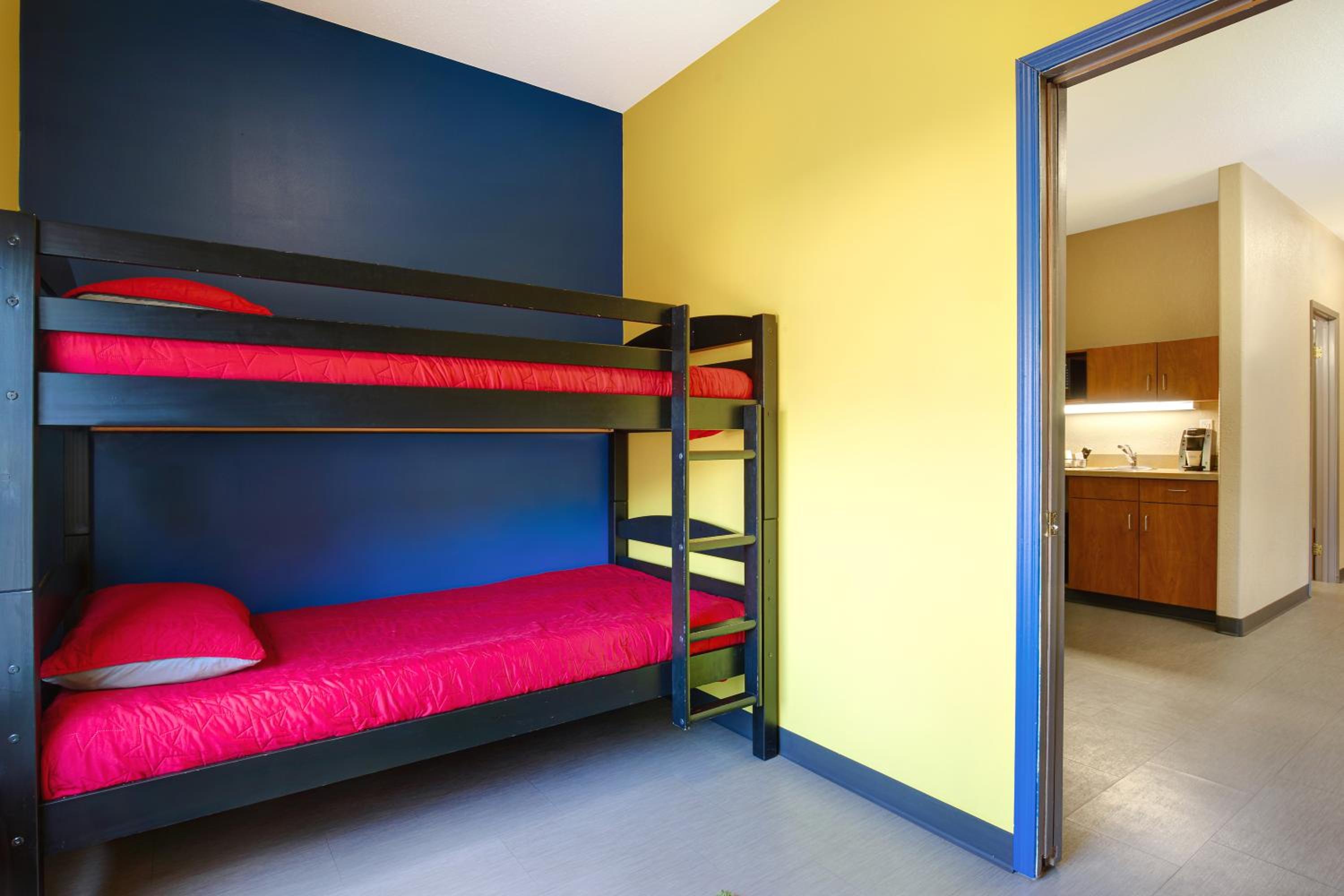 Family Suite - Non-Smoking - Photo 6
