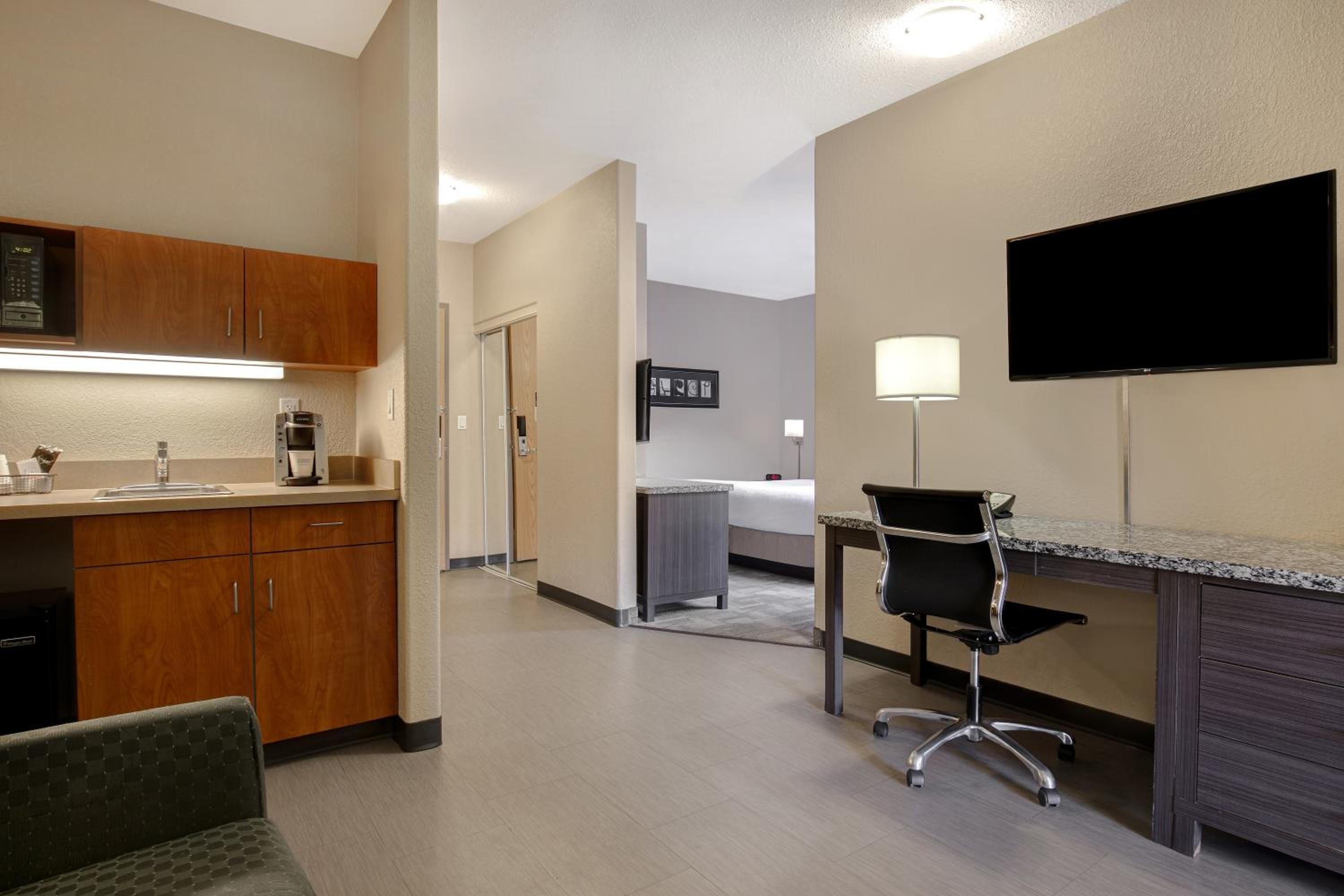 Family Suite - Non-Smoking - Photo 7