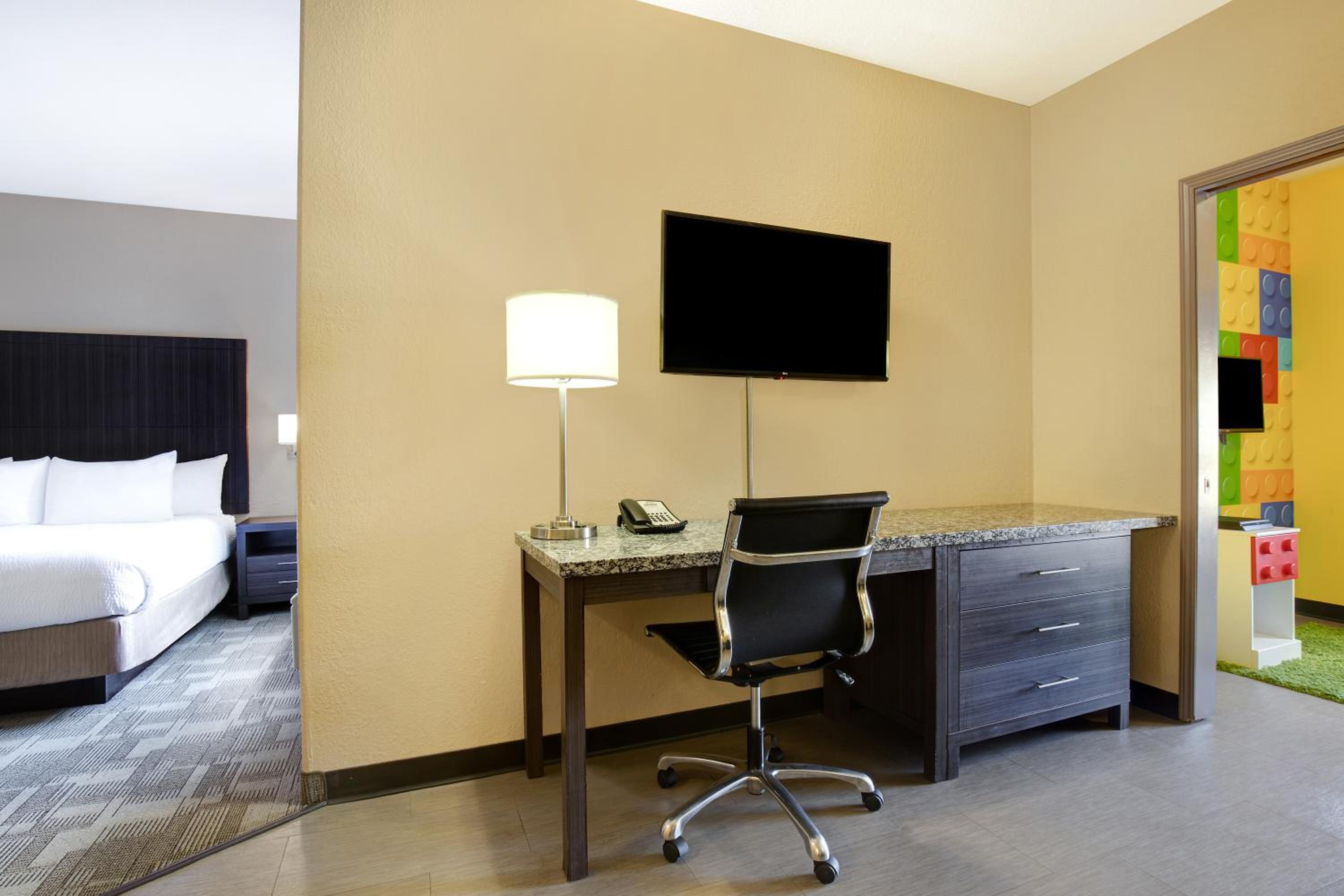 Family Suite - Non-Smoking - Photo 5