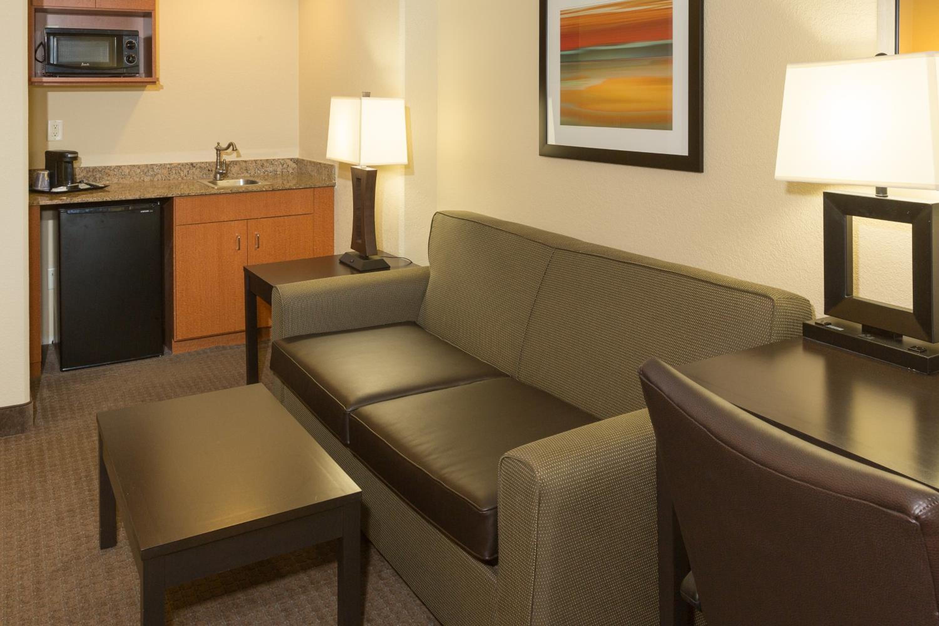 Queen Suite with Sofa Bed - Photo 7