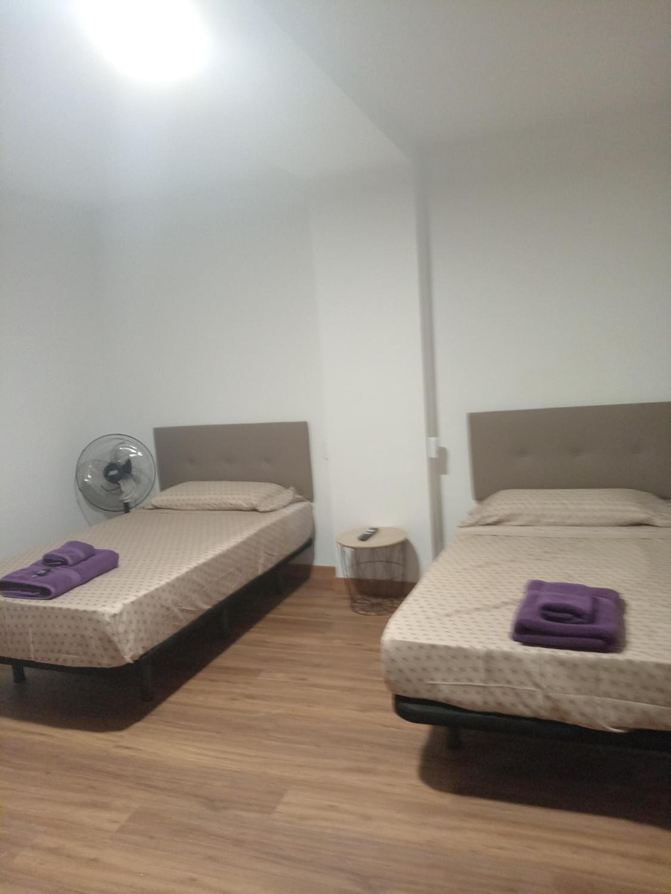 Habitación Triple con Baño Compartido