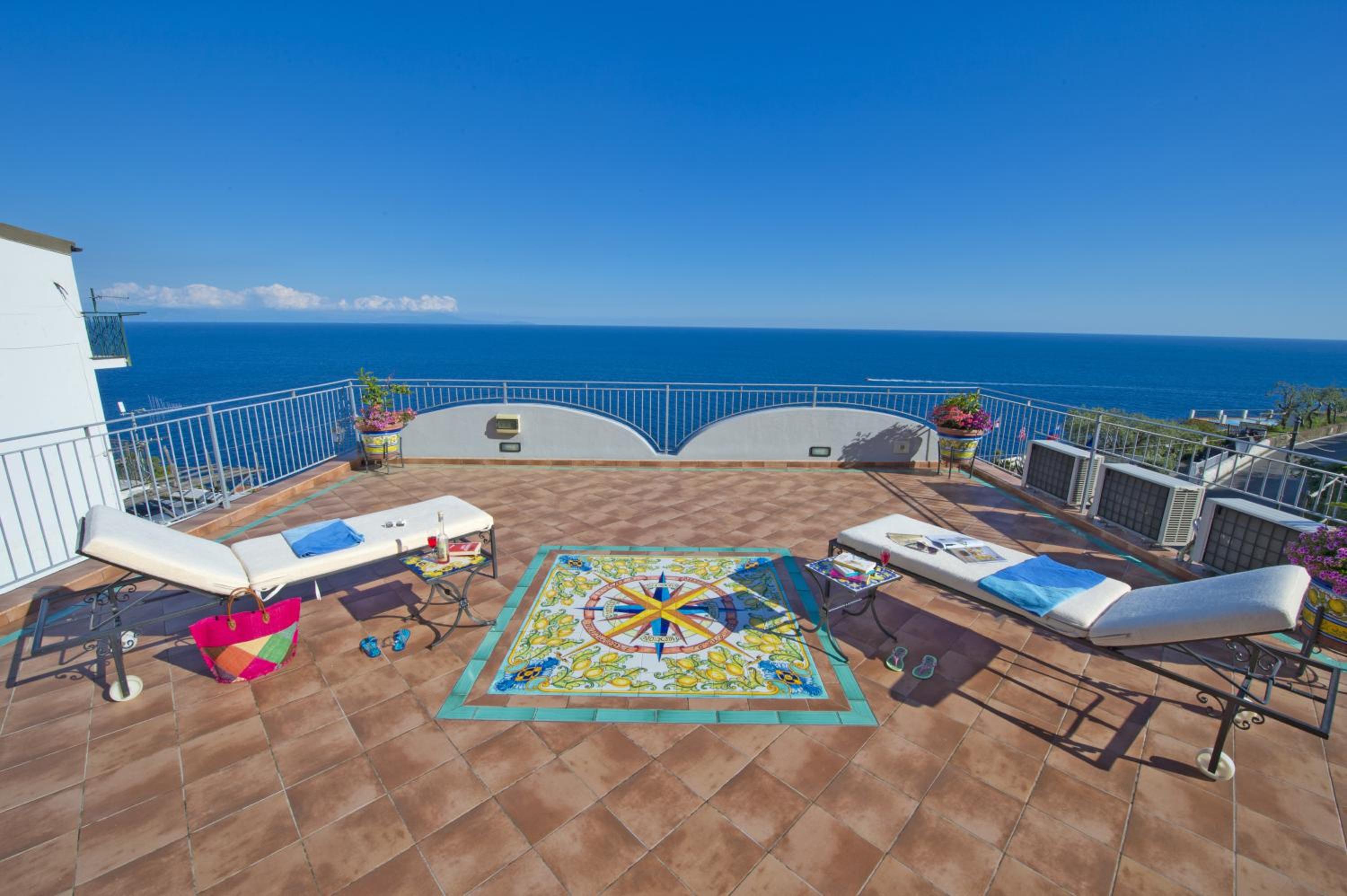 One-Bedroom Apartment with Sea View - Red  photo 2