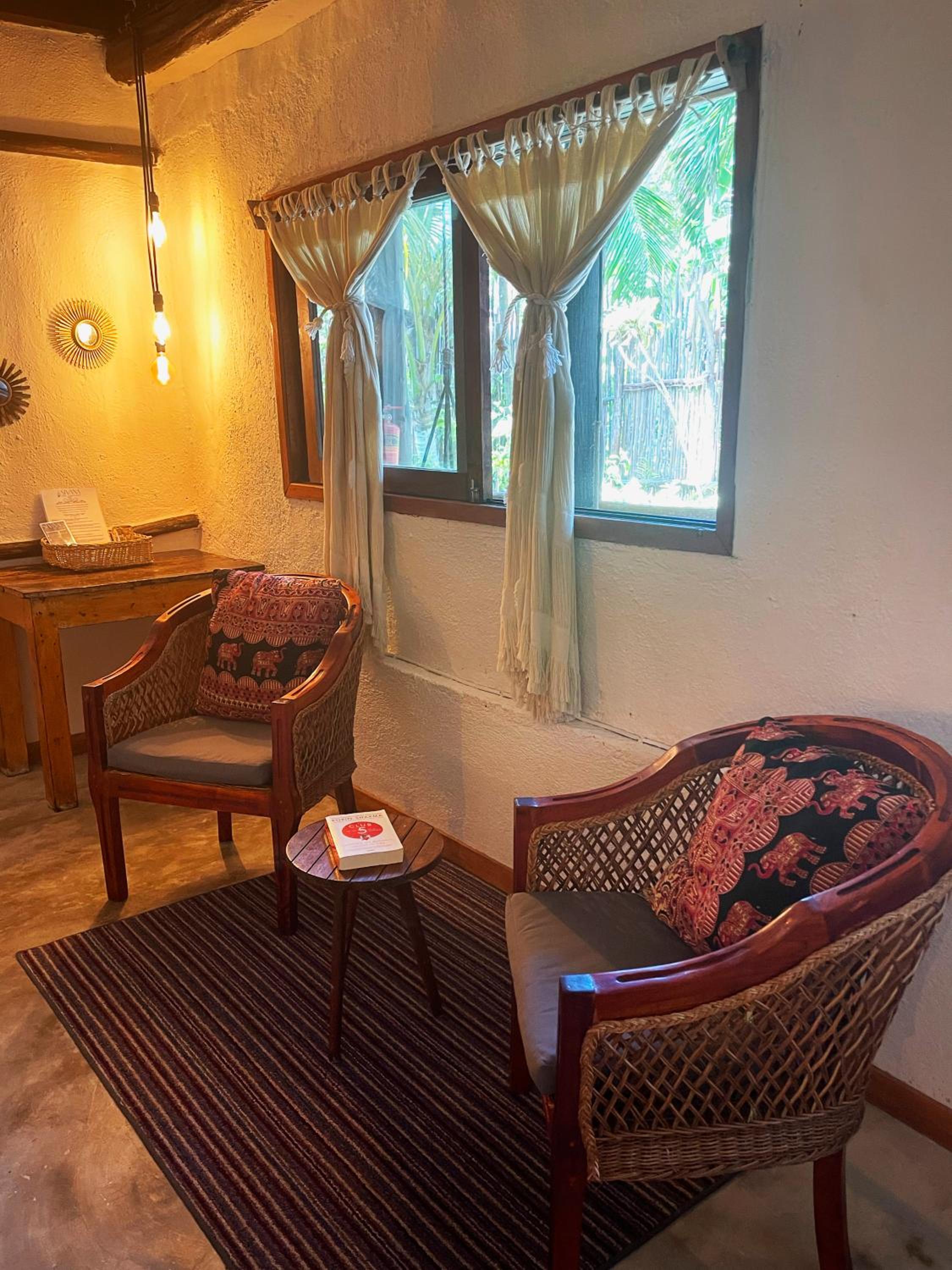 Standard King Room - Photo 13