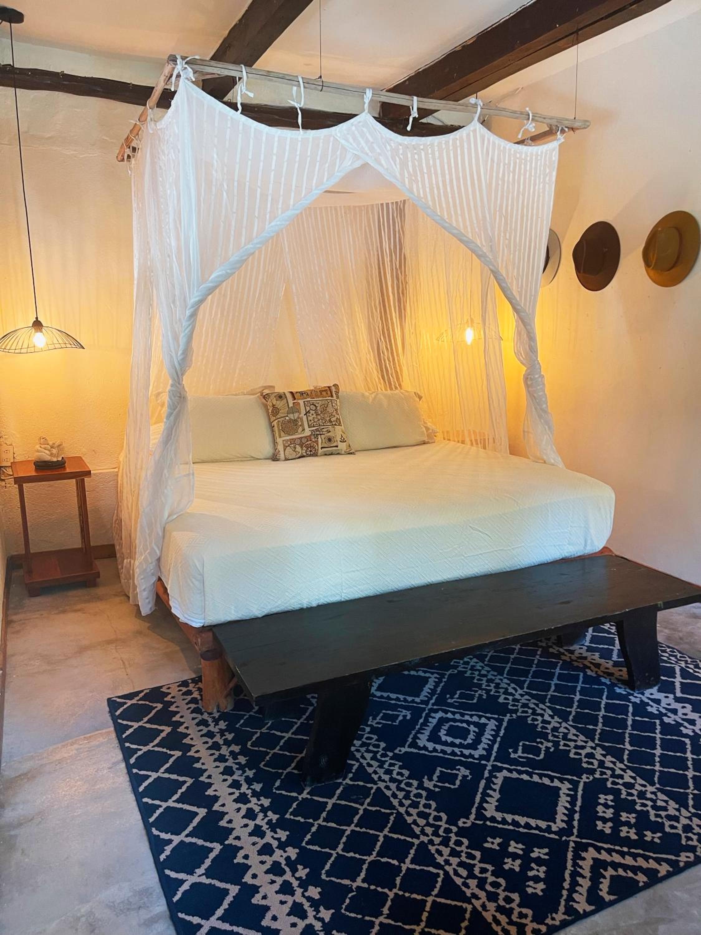 Standard King Room - Photo 14