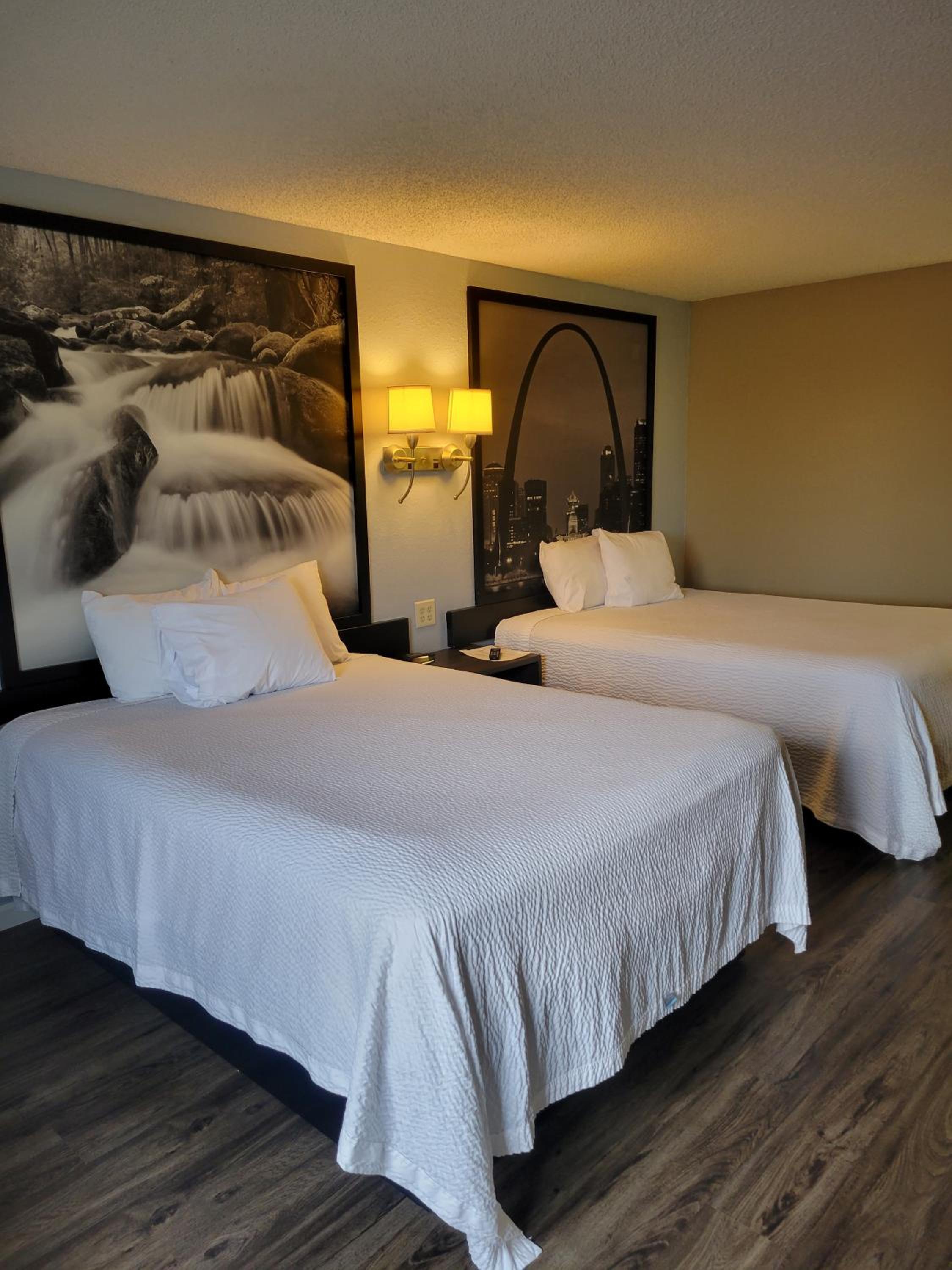 Queen Room with Two Queen Beds - Non-Smoking photo 2