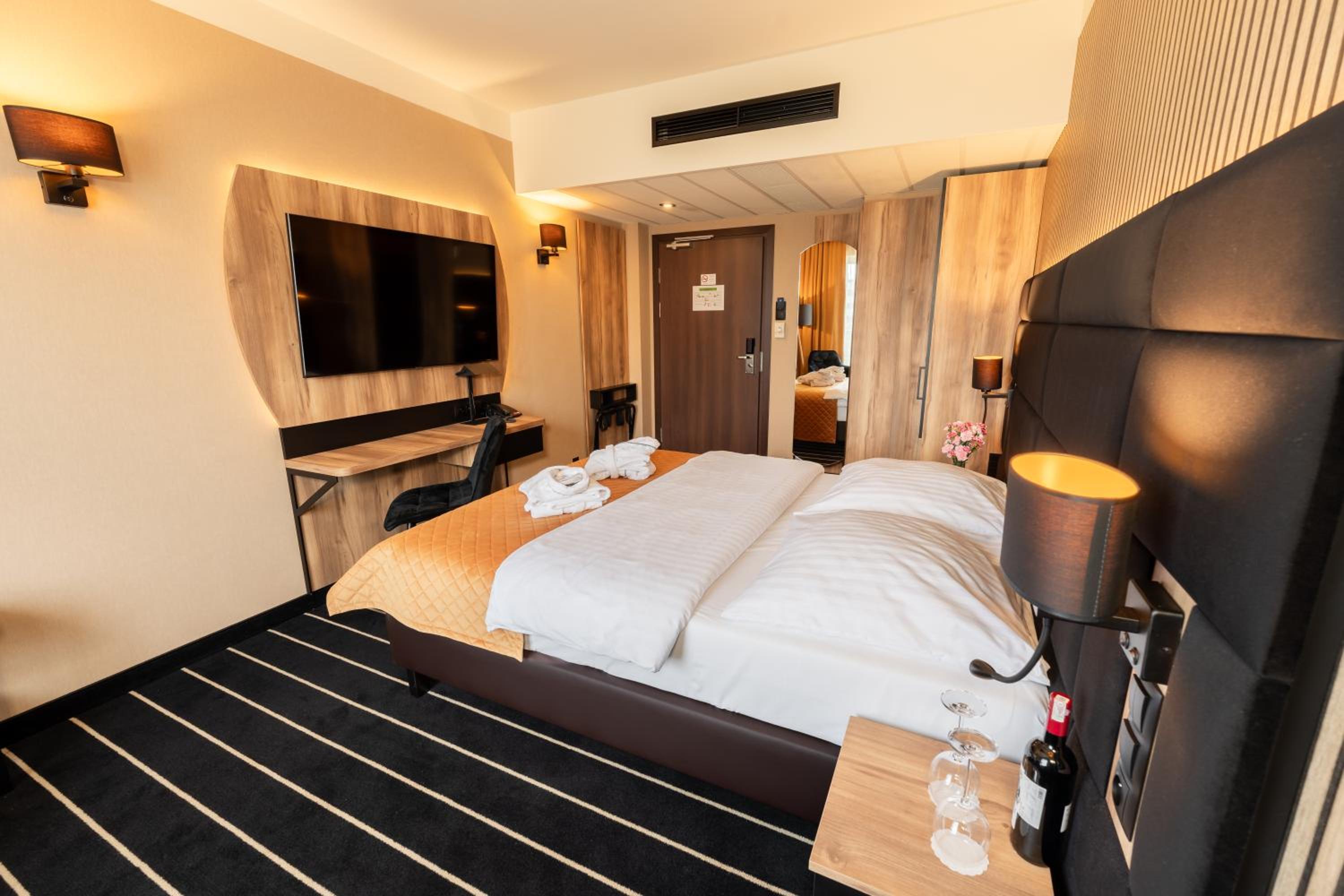 Double Room with Bath - Photo 7