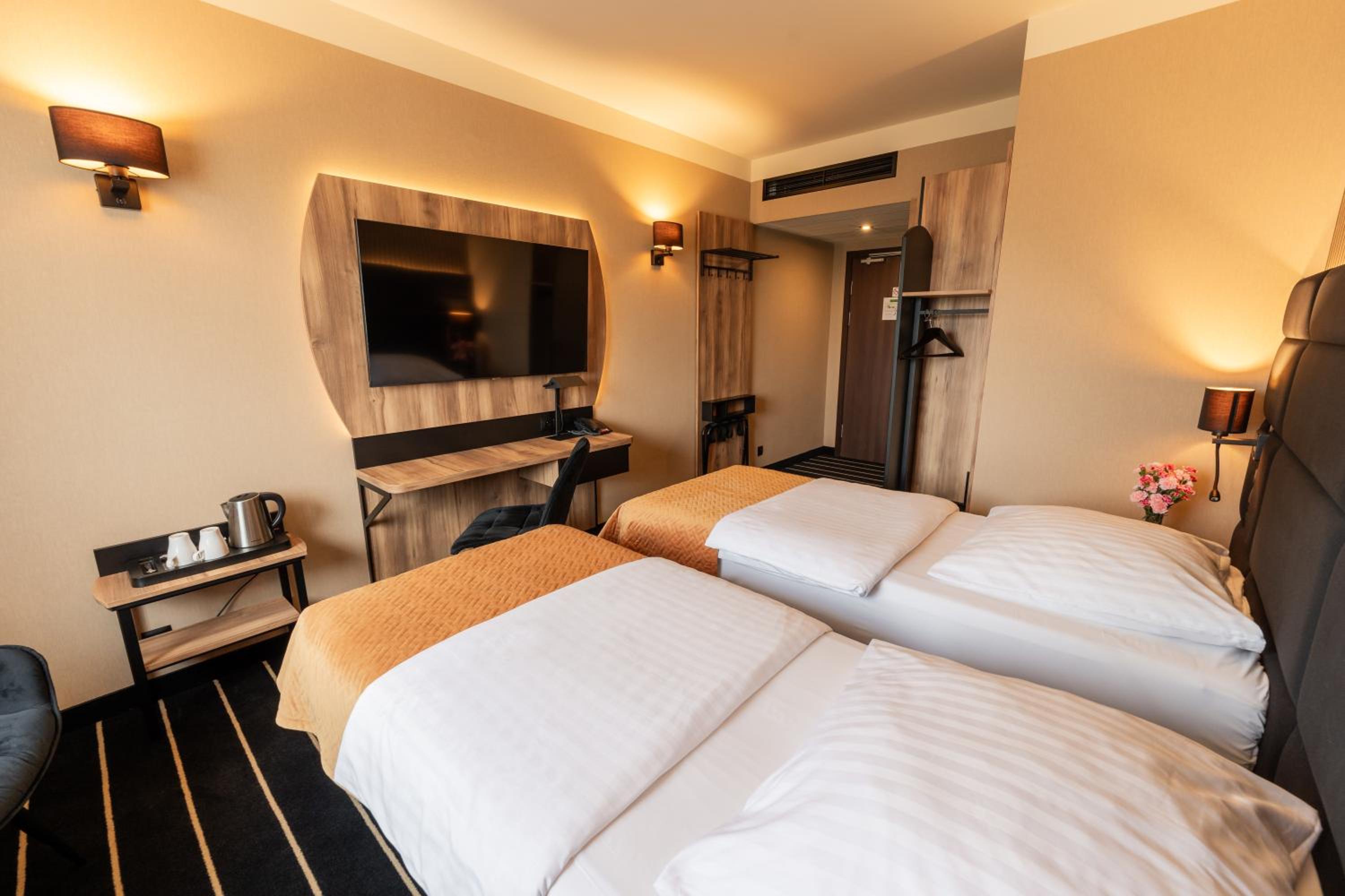 Business Twin Room - Photo 3