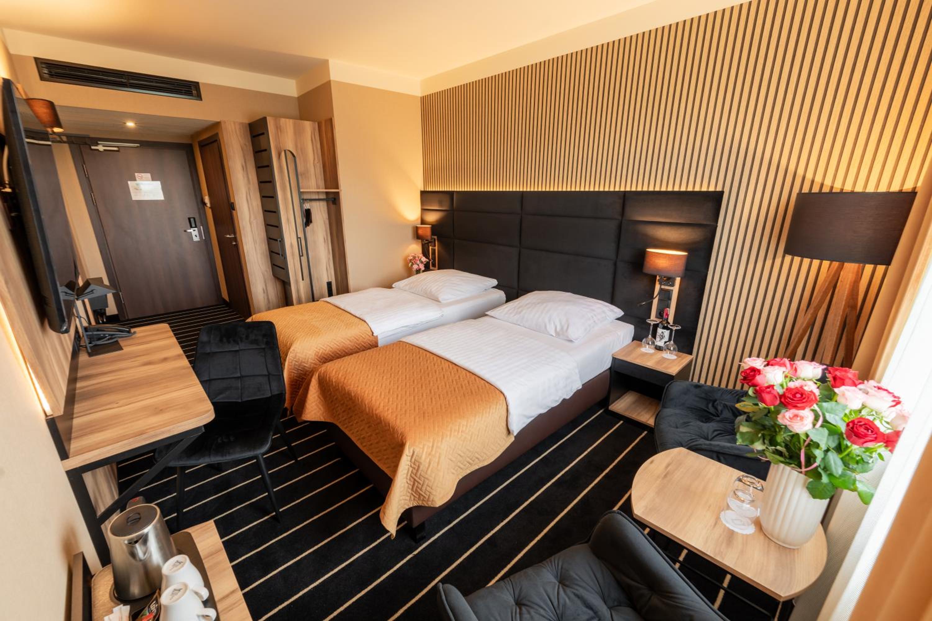 Business Twin Room - Photo 5