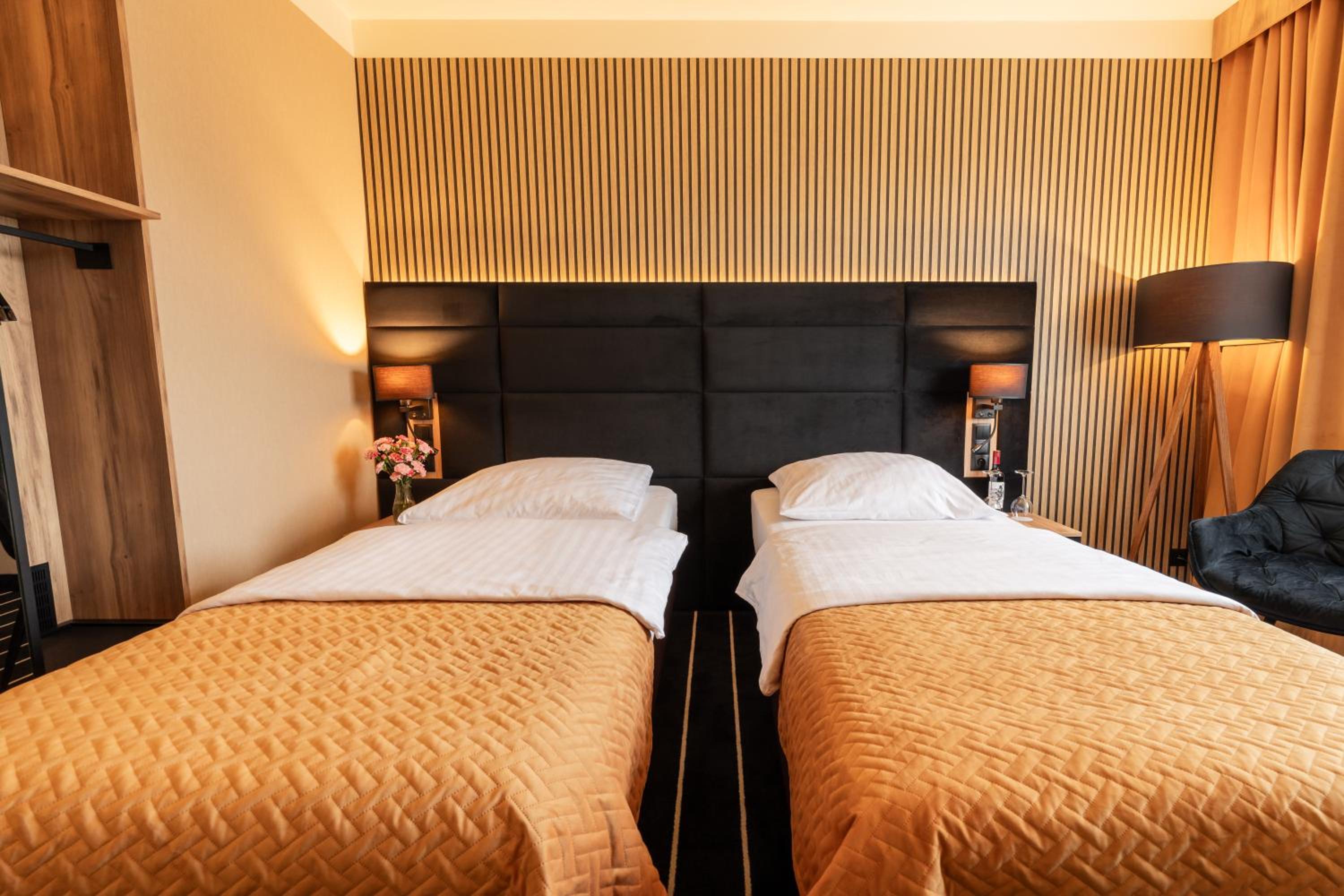 Business Twin Room - Photo 4