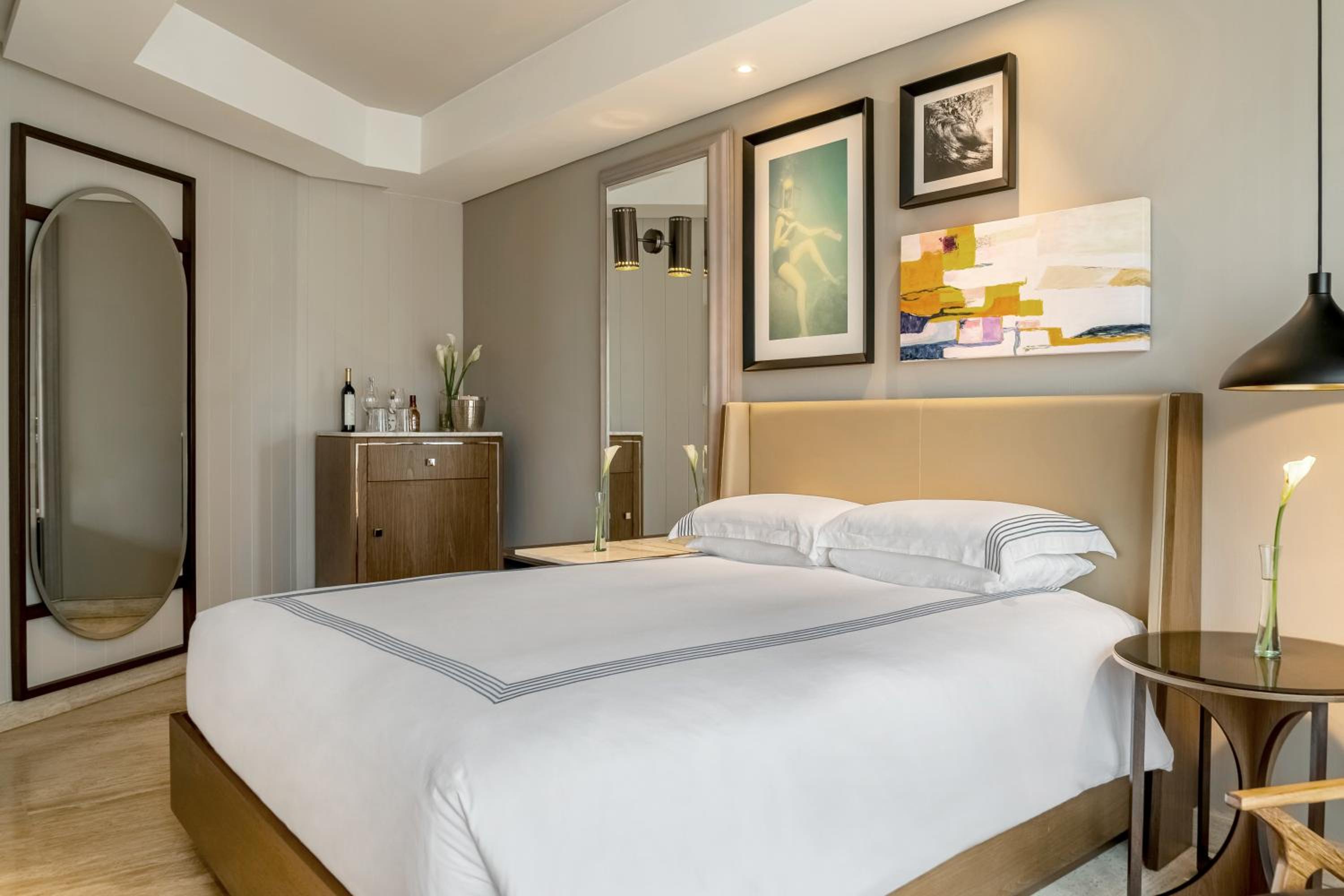 King Room with One King Bed - Downtown House