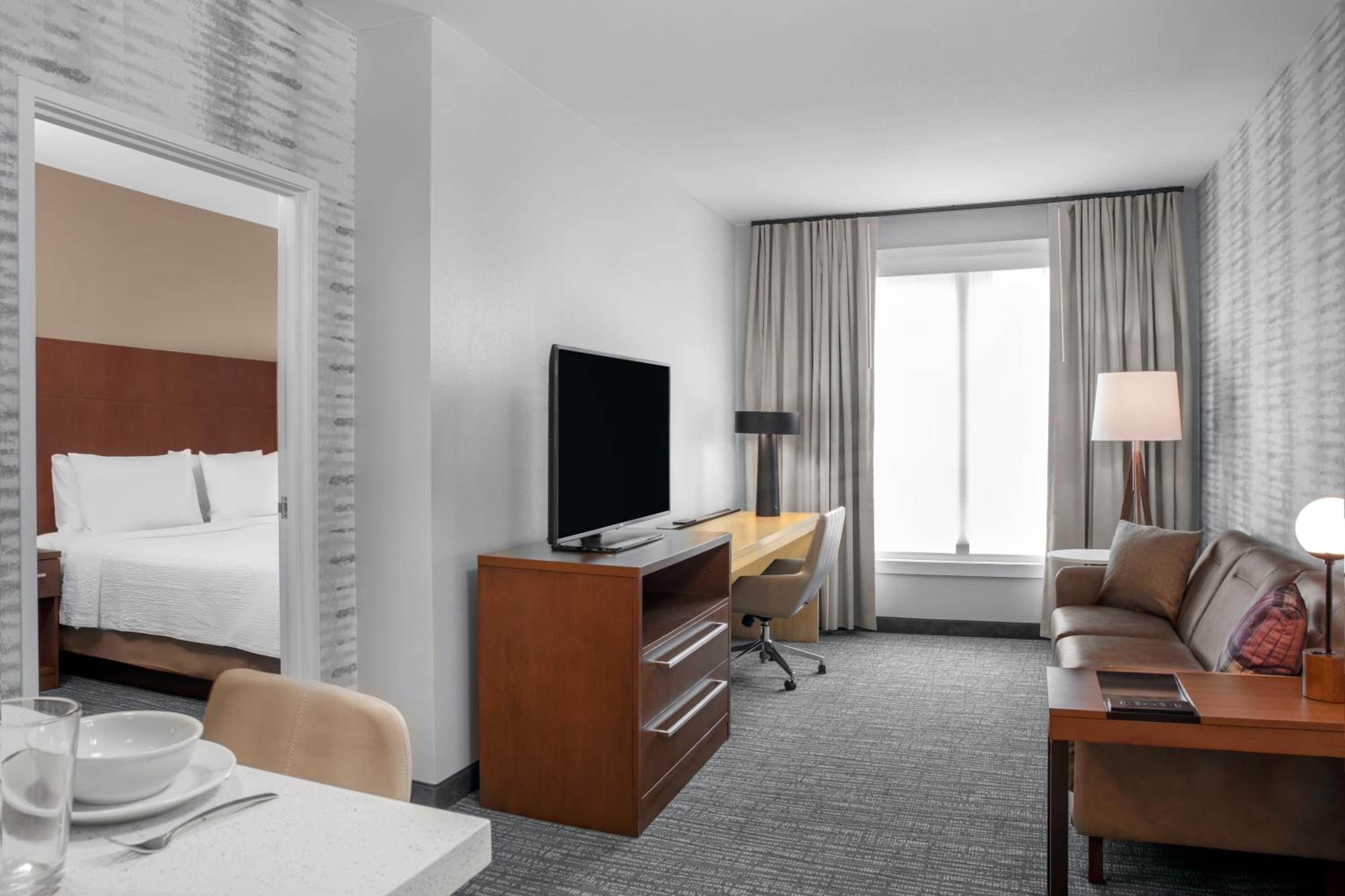 1 Bedroom Suite, 1 King - Photo 1