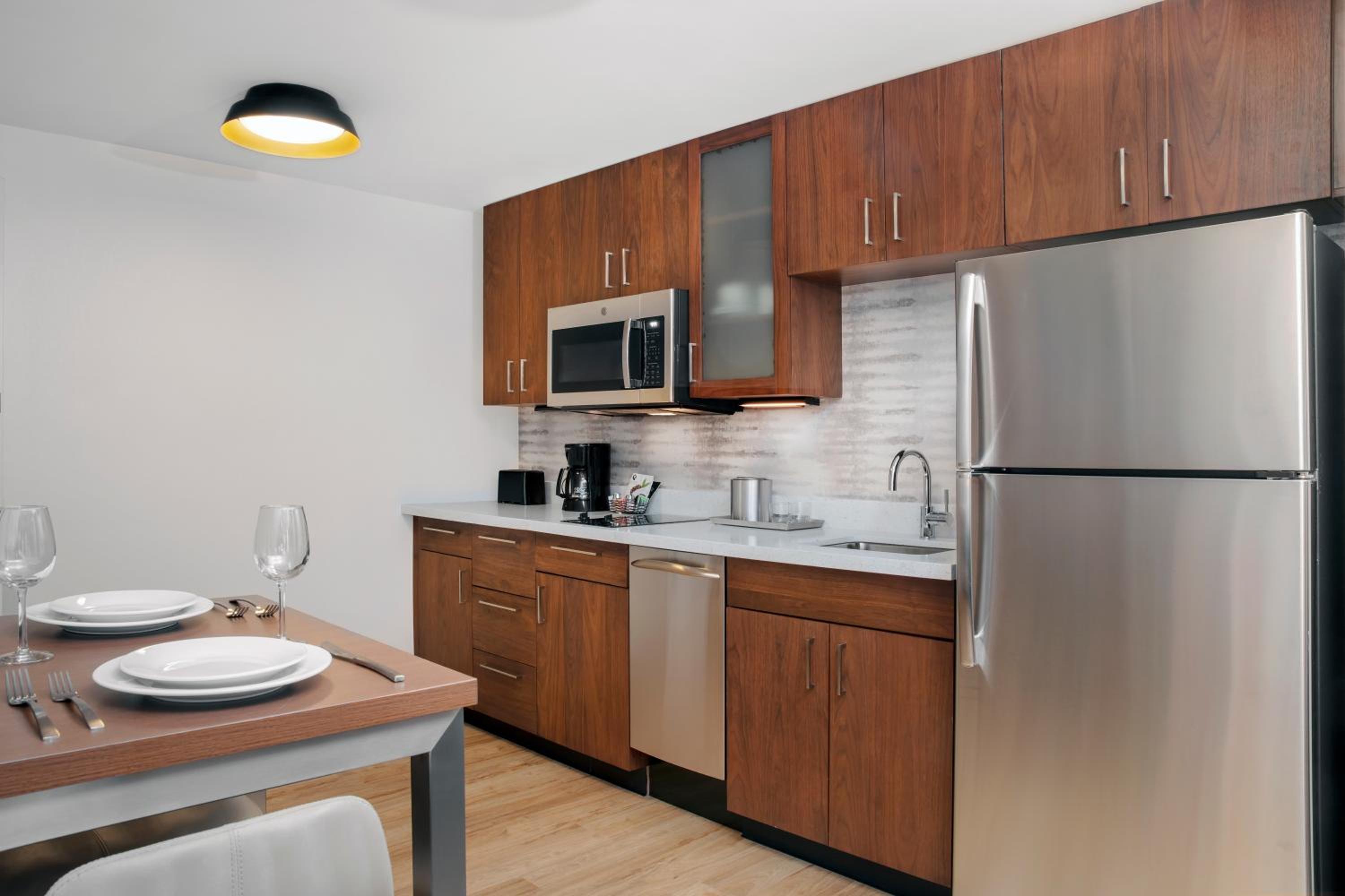 1 Bedroom Suite, 1 King - Photo 3