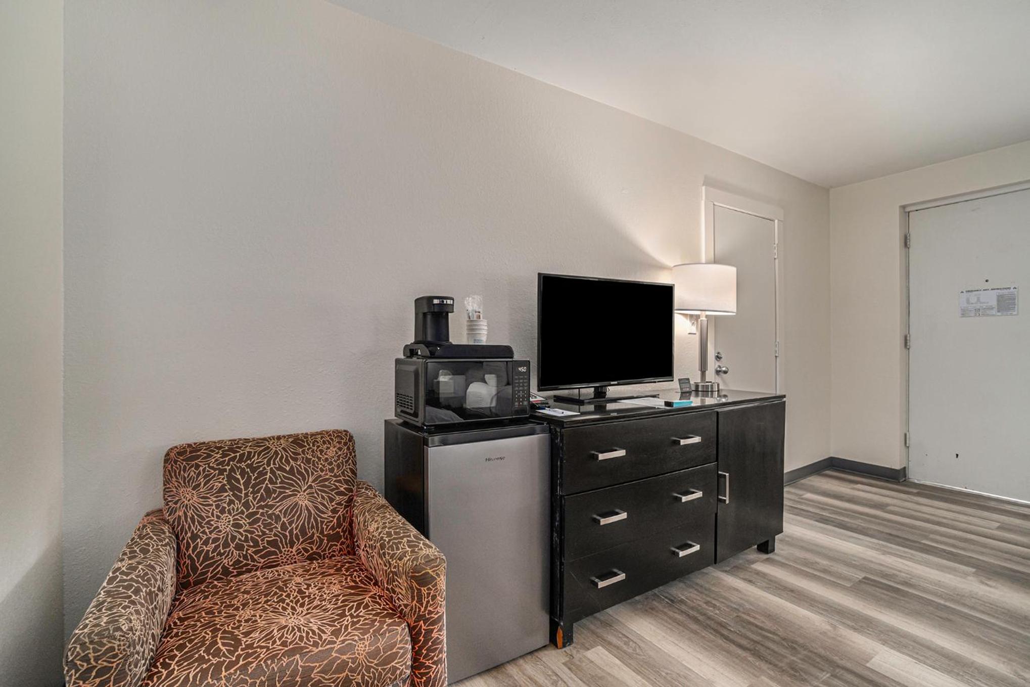 Queen Room with Two Queen Beds - Second Floor/Non-Smoking - Photo 6