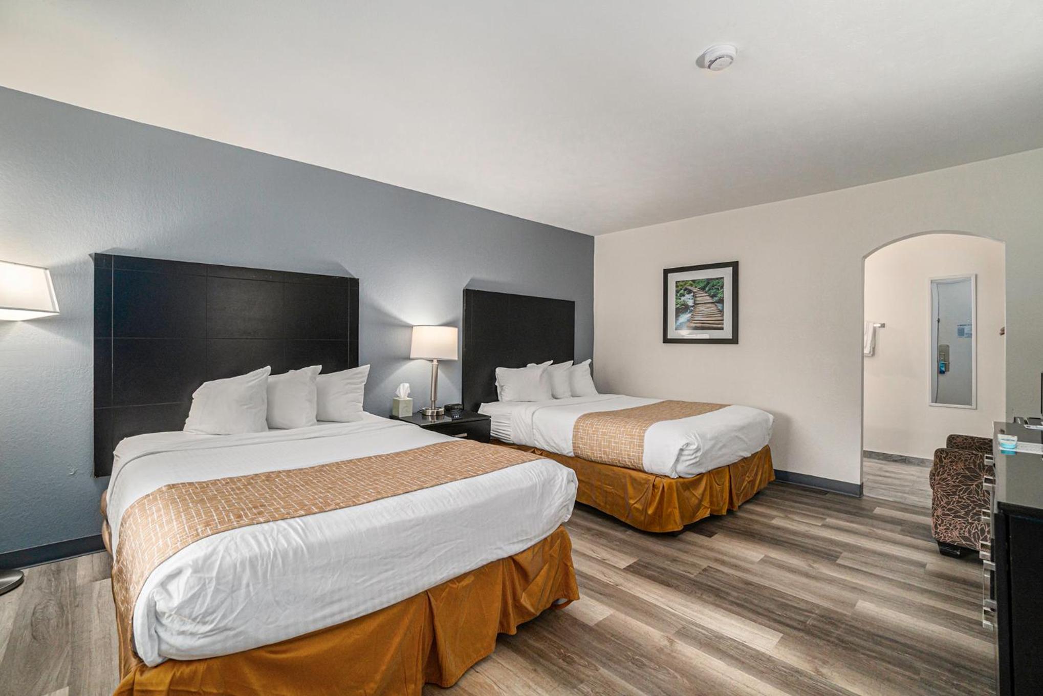 Queen Room with Two Queen Beds - Second Floor/Non-Smoking - Photo 1