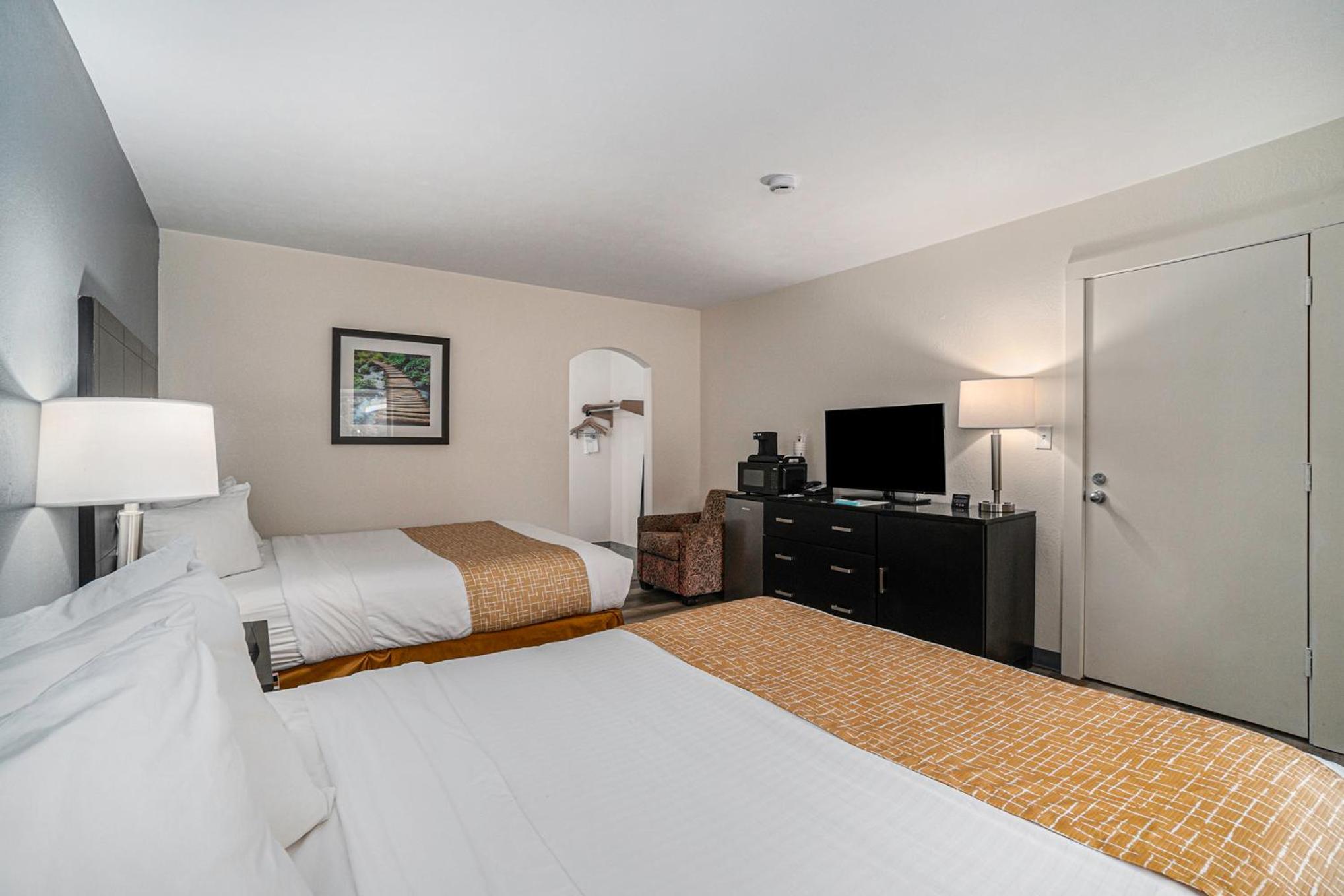 Queen Room with Two Queen Beds - Second Floor/Non-Smoking - Photo 3
