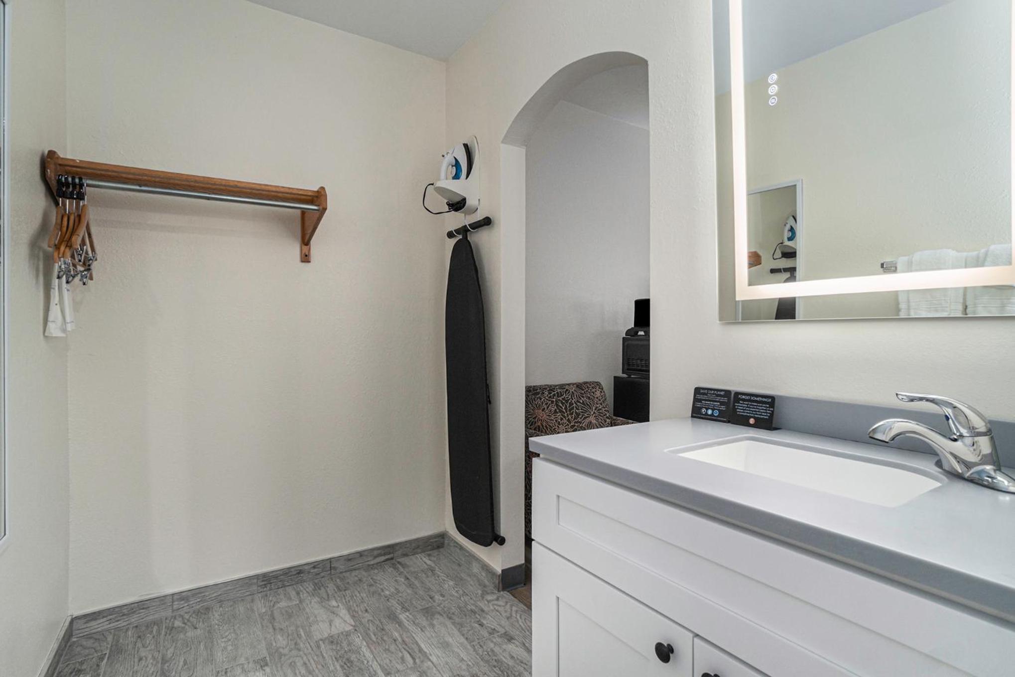 Queen Room with Two Queen Beds - Second Floor/Non-Smoking - Photo 2