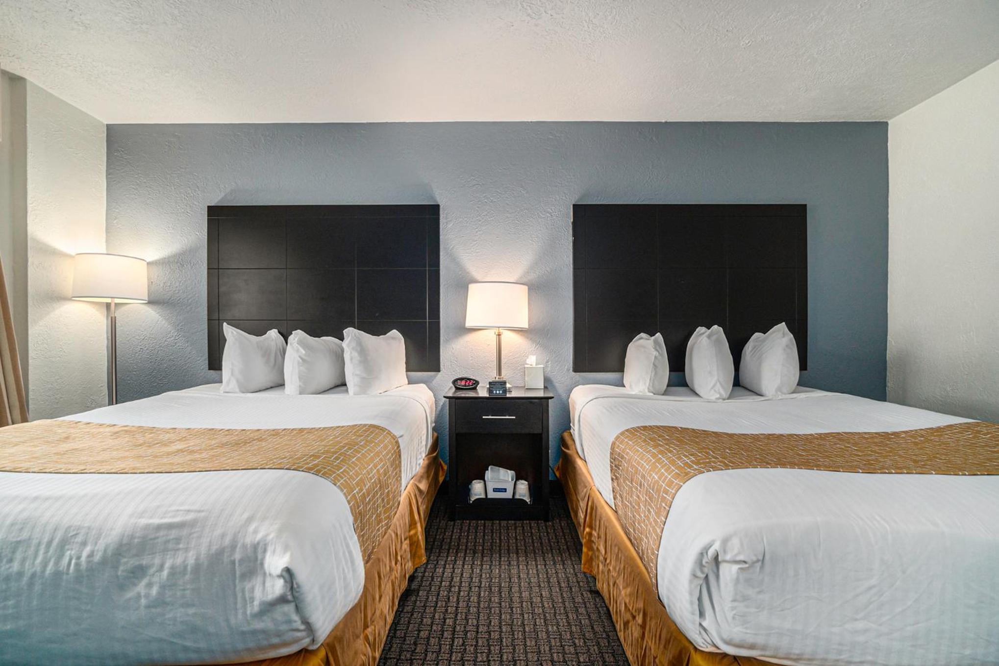 Queen Room with Two Queen Beds - Second Floor/Non-Smoking - Photo 4