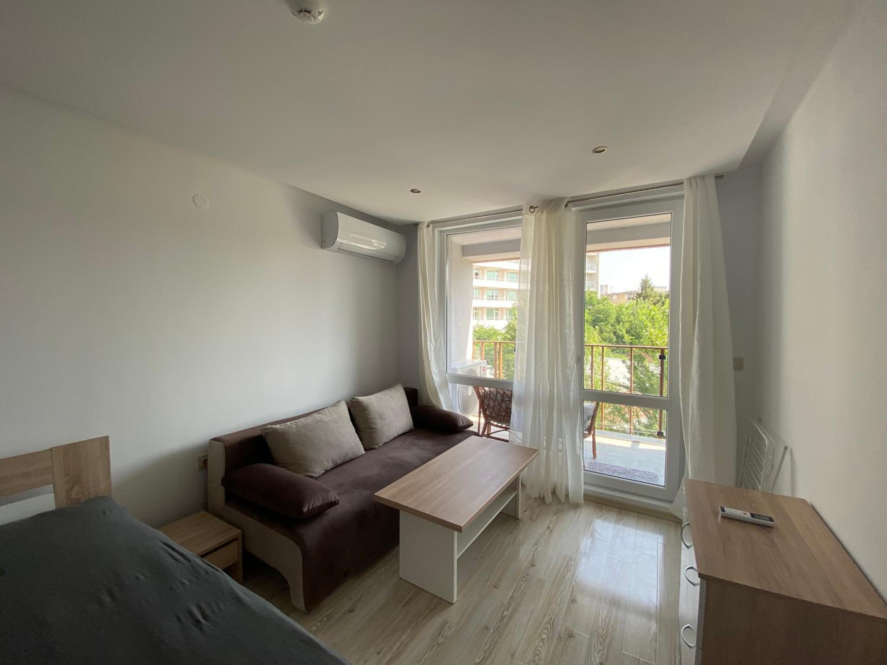 One-Bedroom Apartment photo 1
