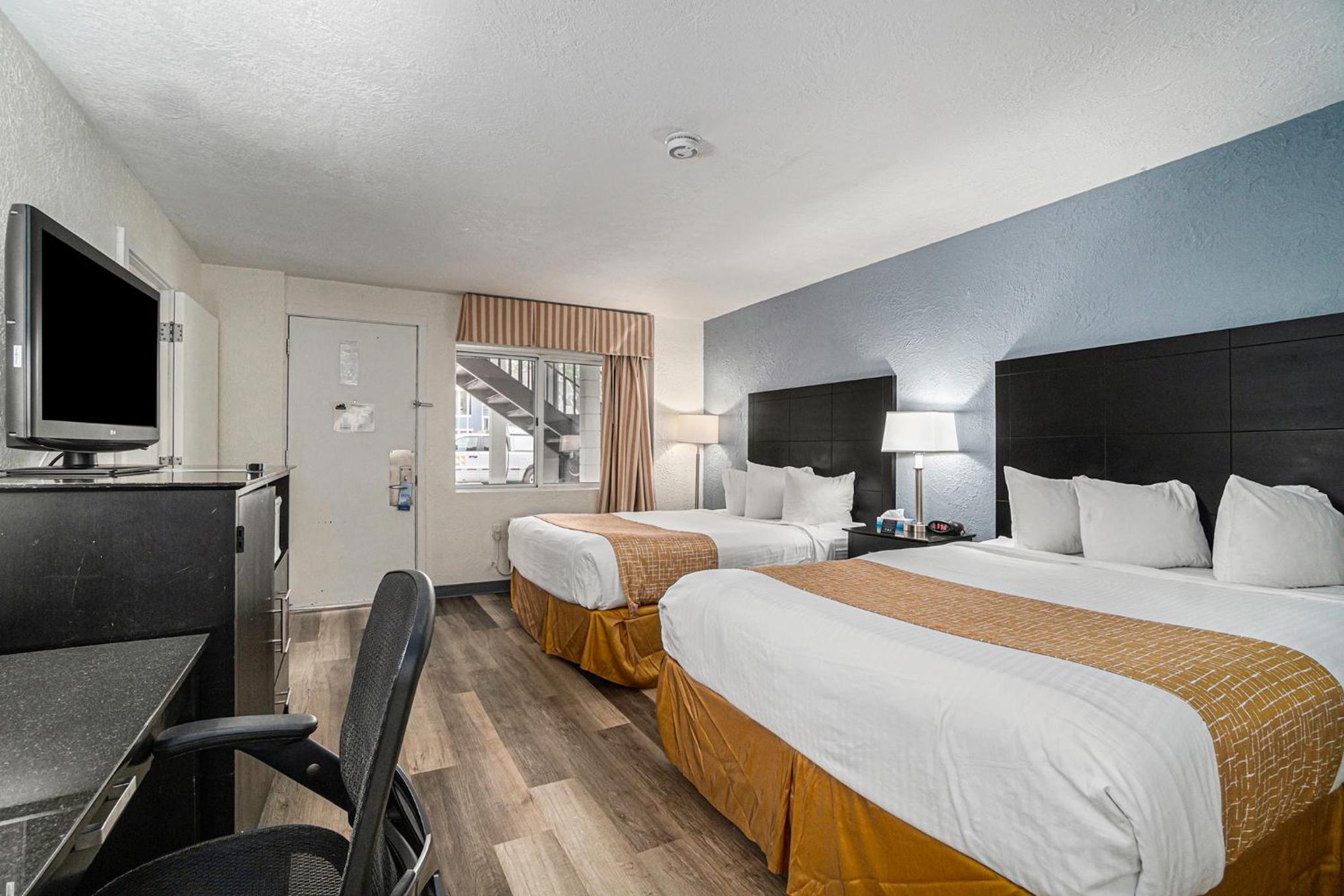 Two-Bedroom Queen Room with Three Queen Beds and Two Bathrooms - First Floor/Non-Smoking photo 3