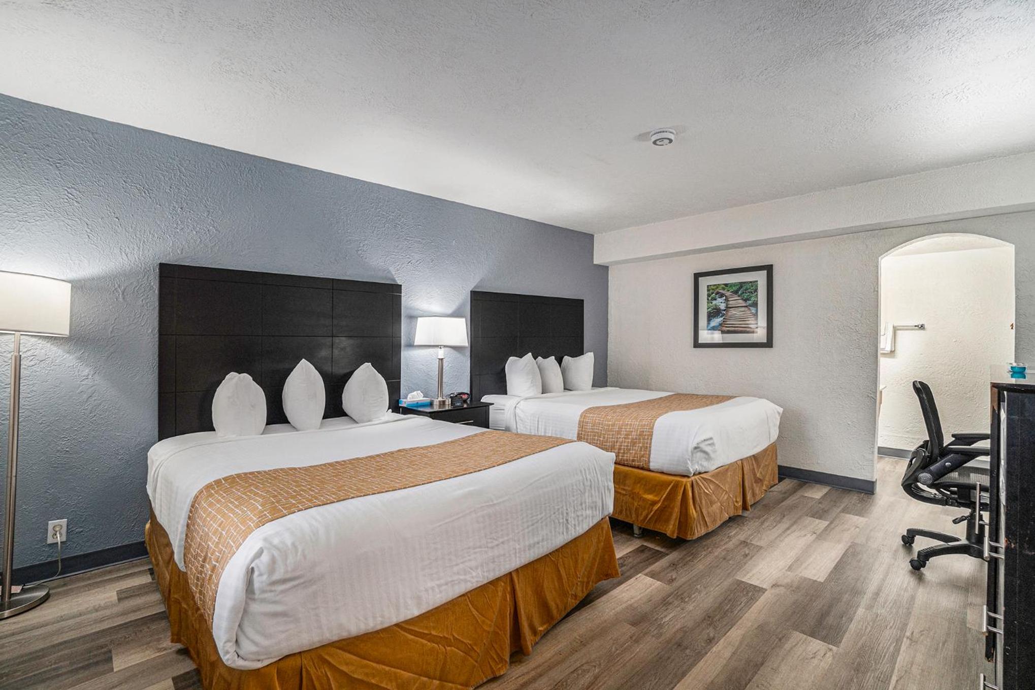 Two-Bedroom Queen Room with Three Queen Beds and Two Bathrooms - First Floor/Non-Smoking photo 1