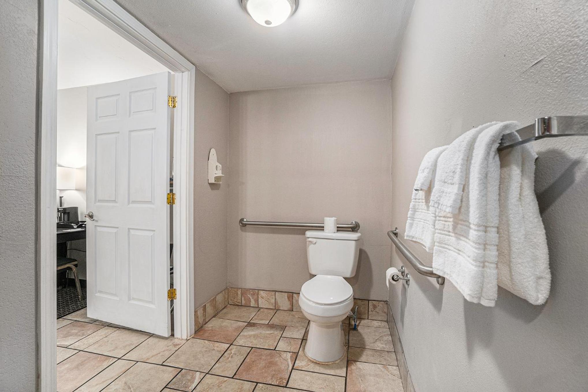 King Room - Mobility Access/Non-Smoking - Photo 2